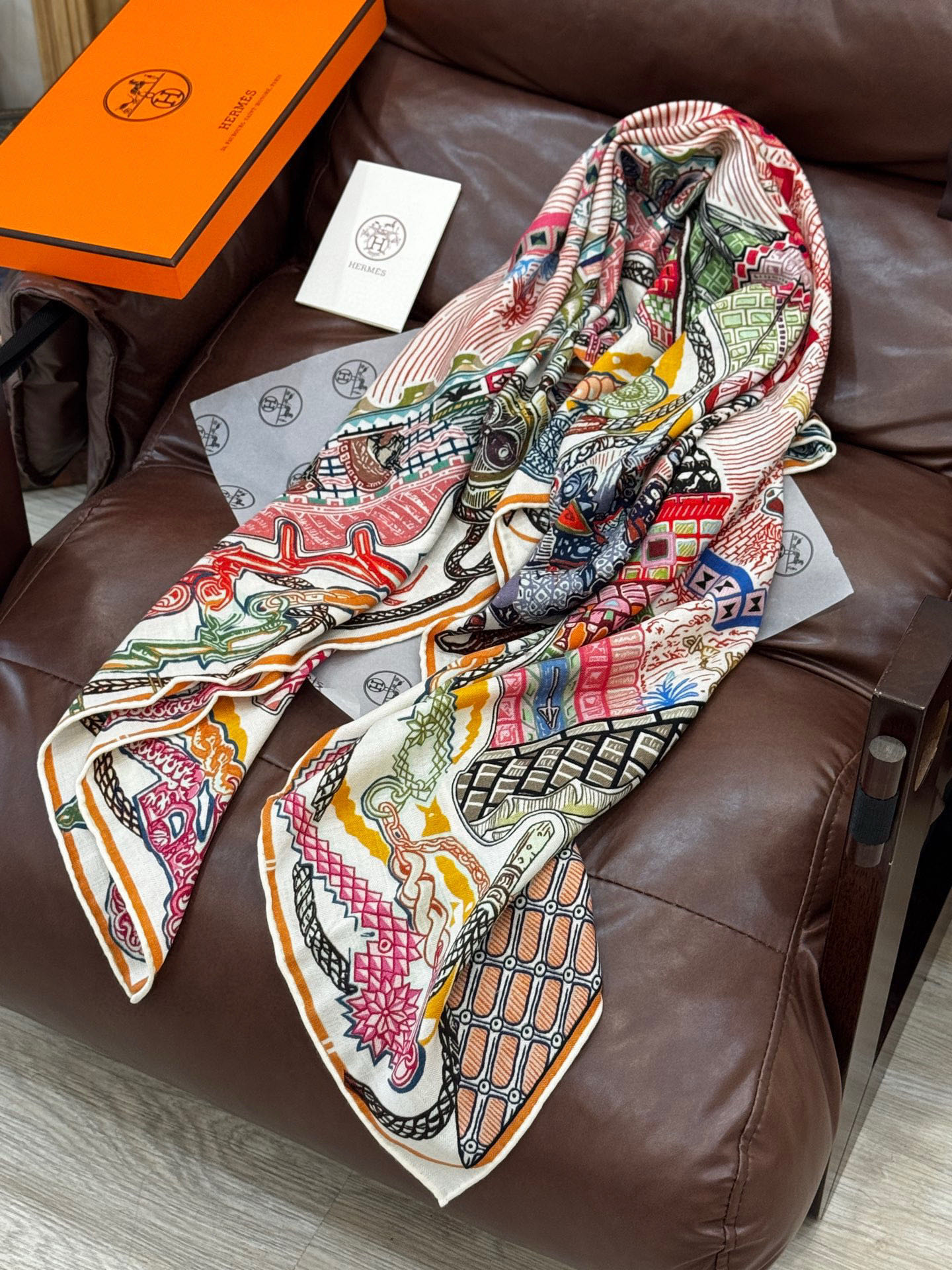 新款 秋冬搭配利器❗️顶级双面同色真丝羊绒披肩！！点睛精彩，图案和配色都超级喜欢，又一款双面配色工艺设计