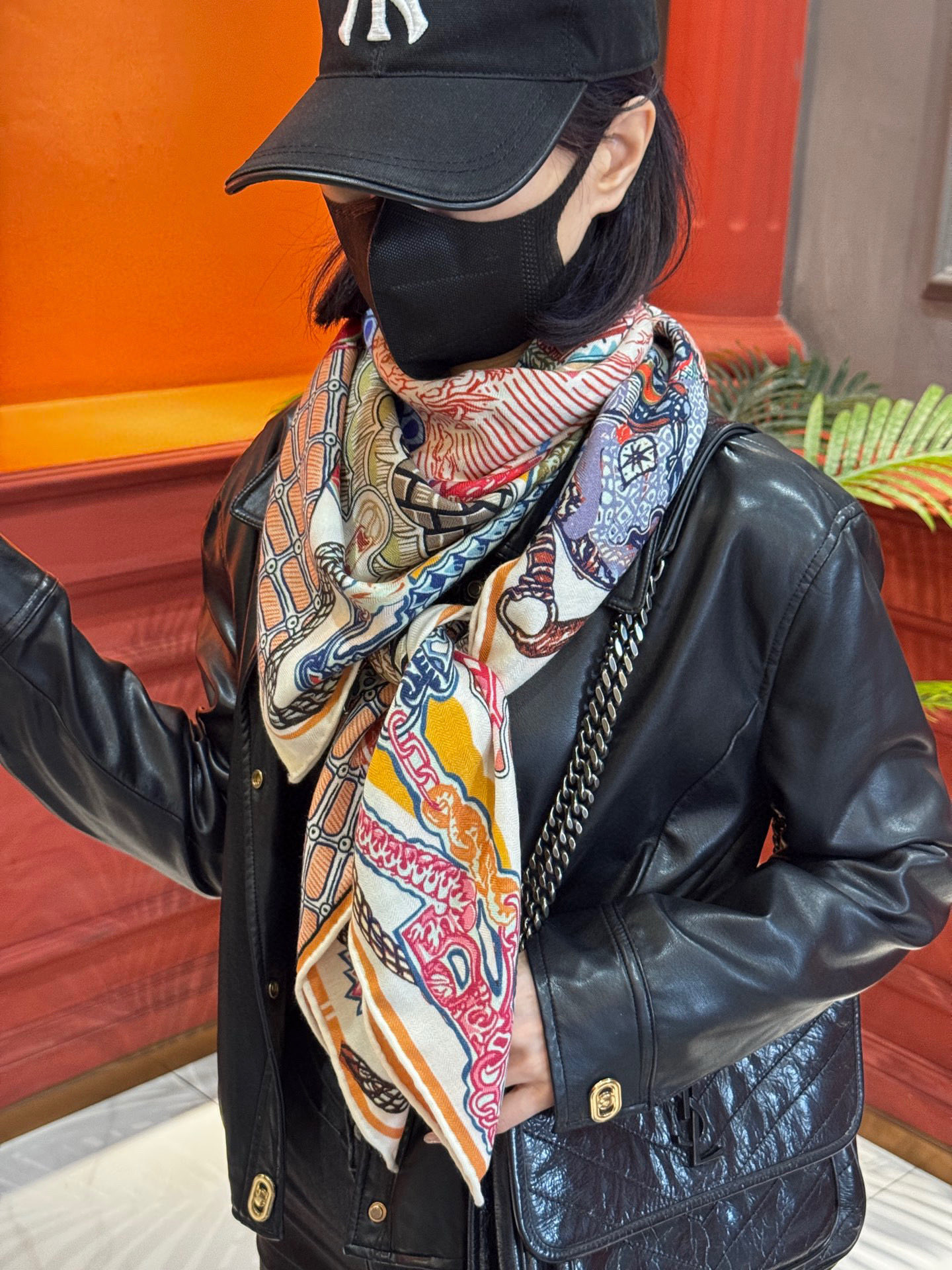 新款 秋冬搭配利器❗️顶级双面同色真丝羊绒披肩！！点睛精彩，图案和配色都超级喜欢，又一款双面配色工艺设计