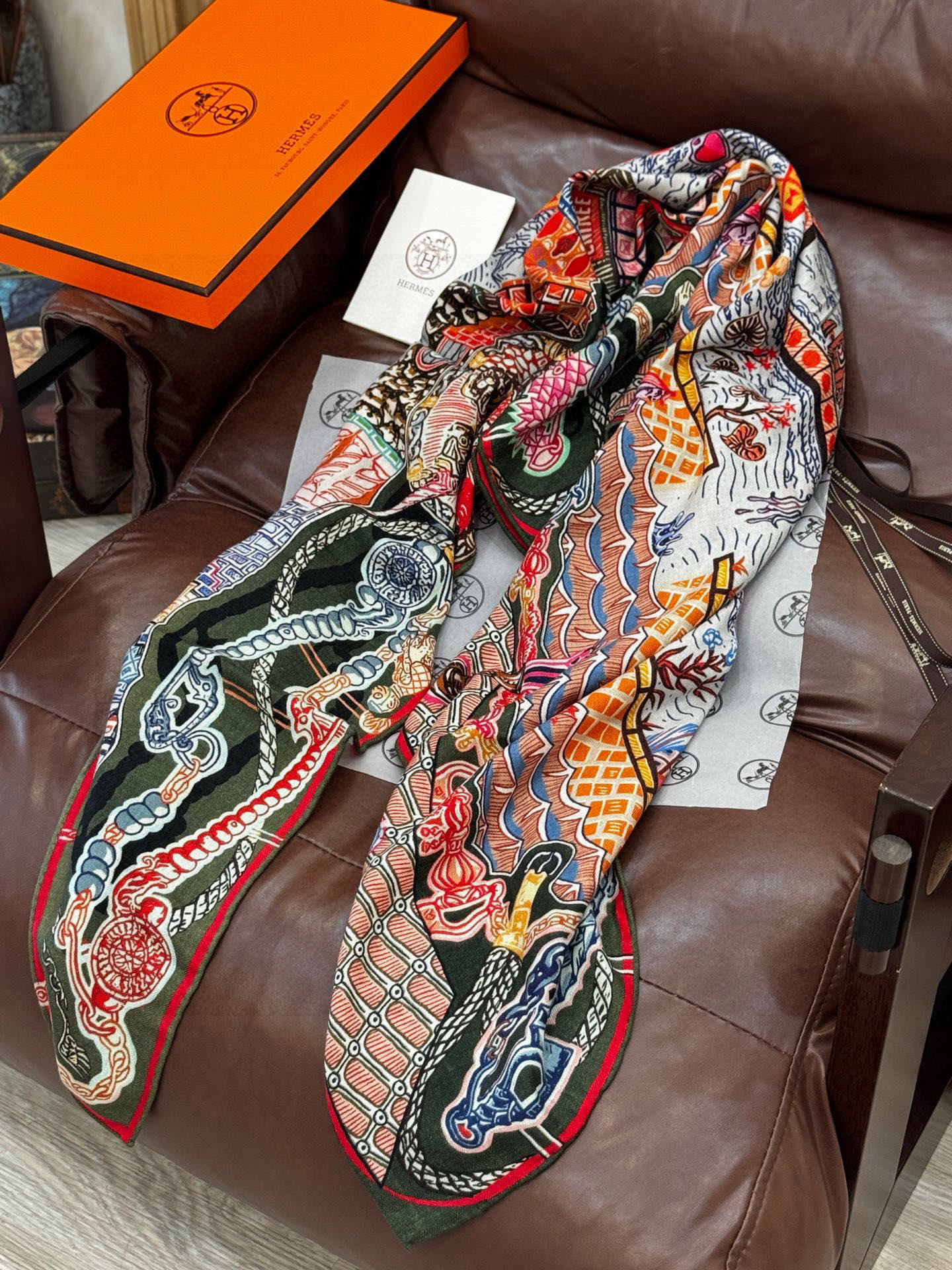 新款 秋冬搭配利器❗️顶级双面同色真丝羊绒披肩！！点睛精彩，图案和配色都超级喜欢，又一款双面配色工艺设计