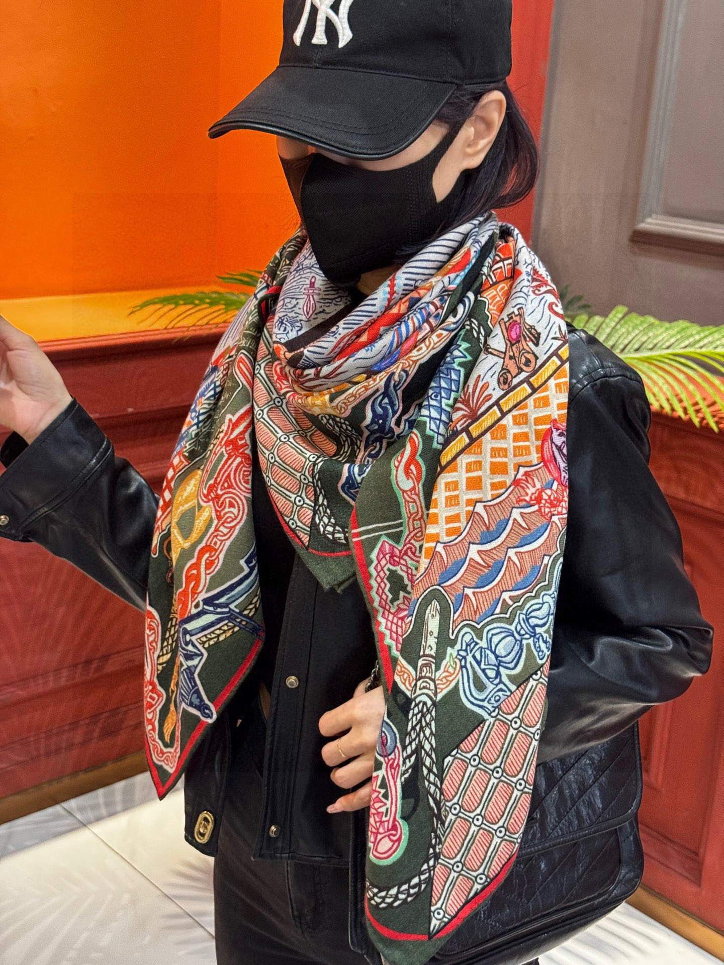 新款 秋冬搭配利器❗️顶级双面同色真丝羊绒披肩！！点睛精彩，图案和配色都超级喜欢，又一款双面配色工艺设计