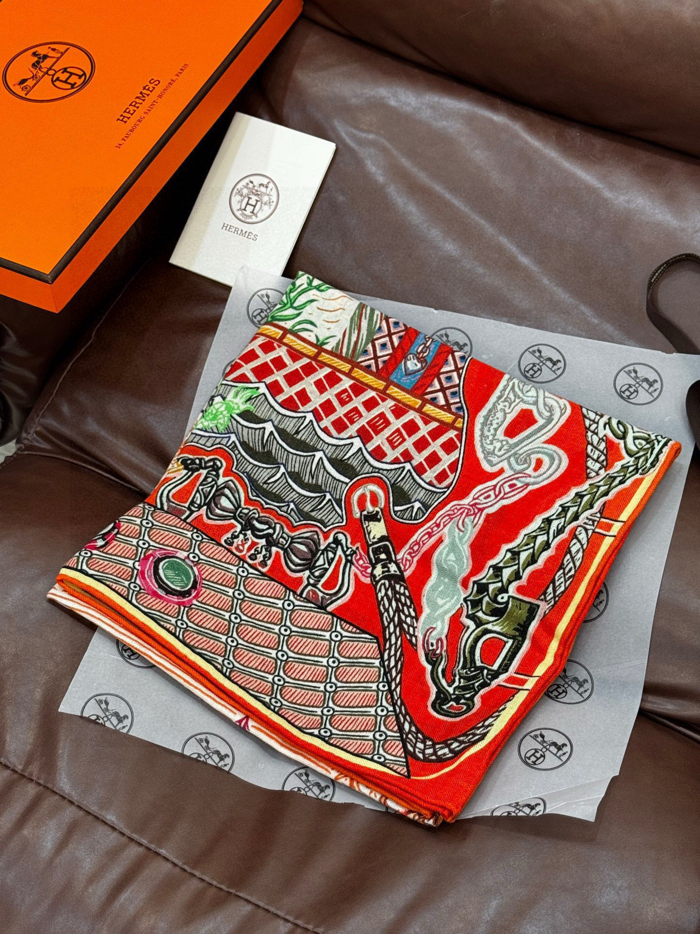 新款 秋冬搭配利器❗️顶级双面同色真丝羊绒披肩！！点睛精彩，图案和配色都超级喜欢，又一款双面配色工艺设计