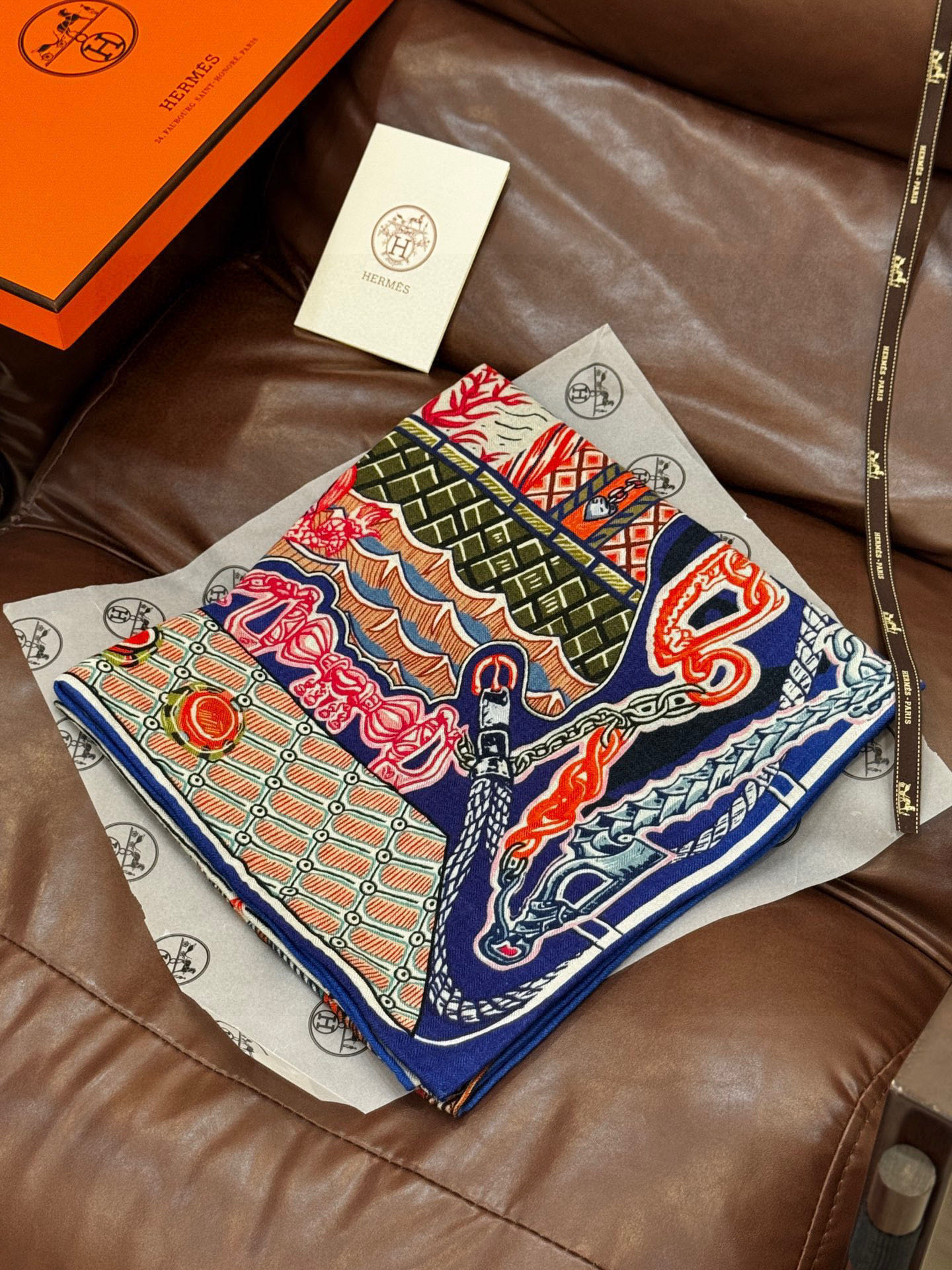 新款 秋冬搭配利器❗️顶级双面同色真丝羊绒披肩！！点睛精彩，图案和配色都超级喜欢，又一款双面配色工艺设计