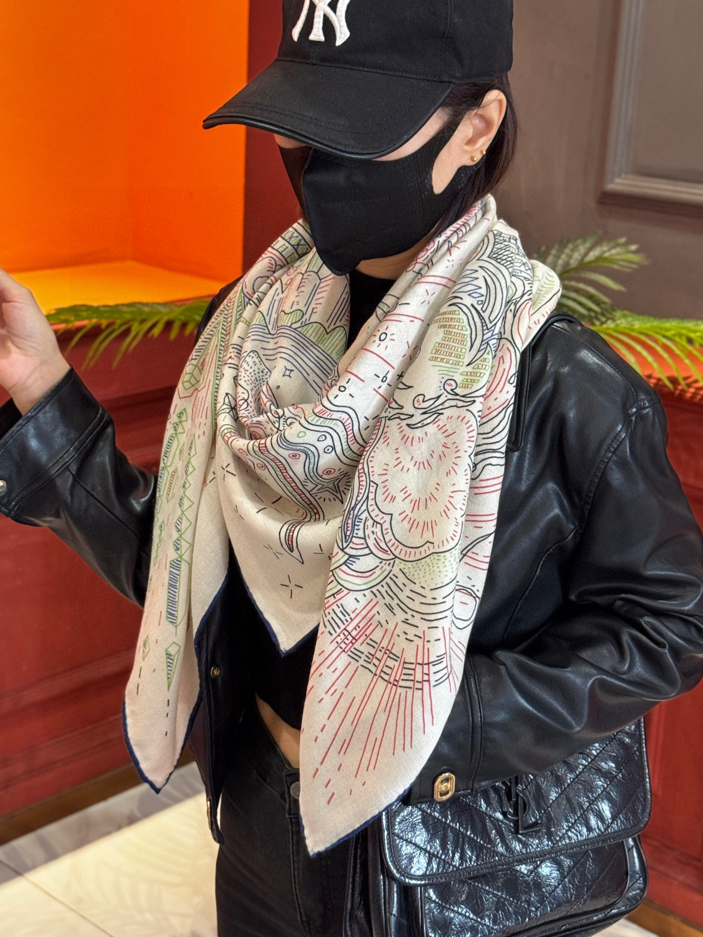 “正在接通中”140丝毛方巾【140顶级丝毛双面同色印花】手工卷边丝毛方巾（30%真丝70%羊毛）这款丝