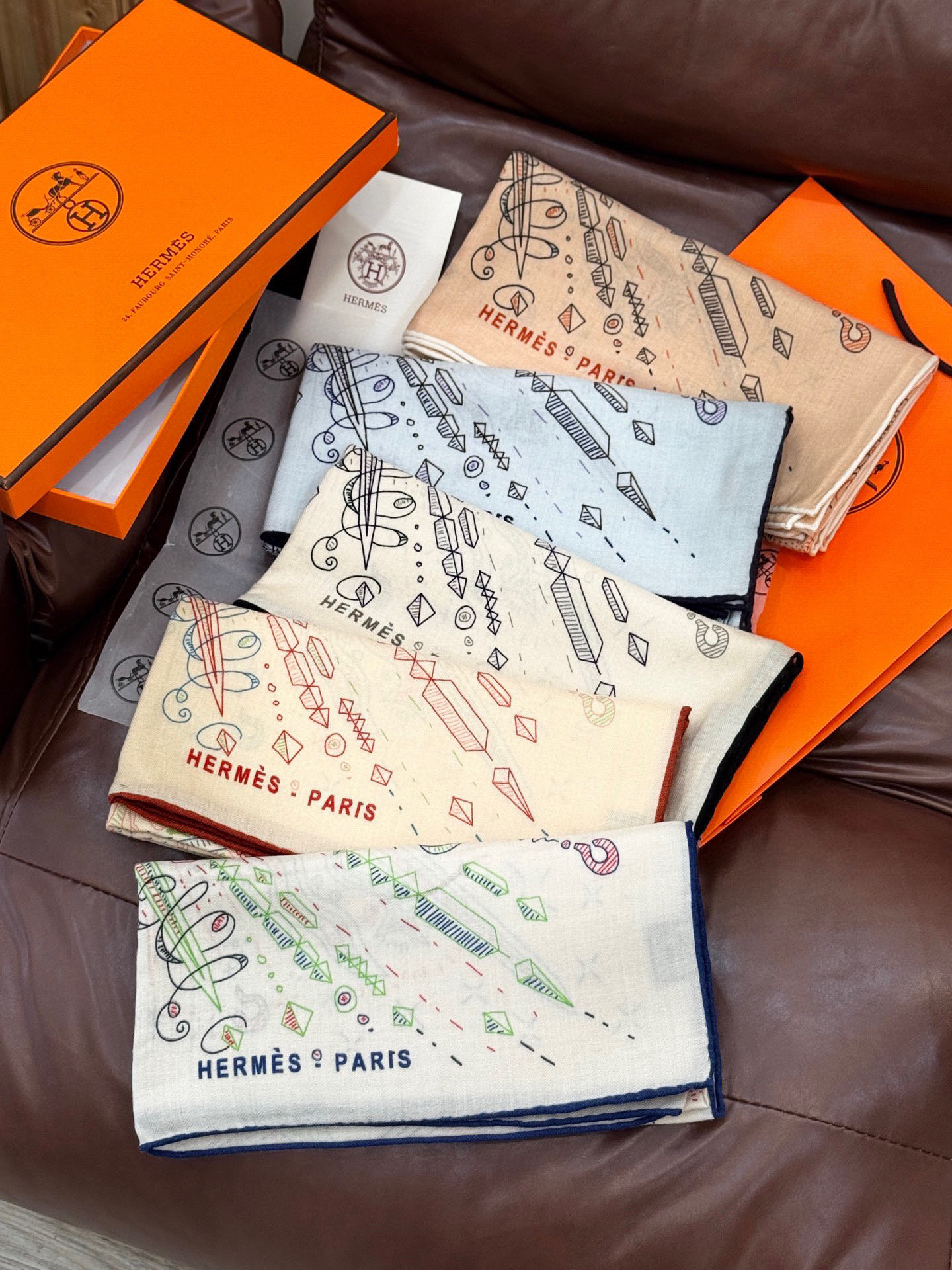 “正在接通中”140丝毛方巾【140顶级丝毛双面同色印花】手工卷边丝毛方巾（30%真丝70%羊毛）这款丝