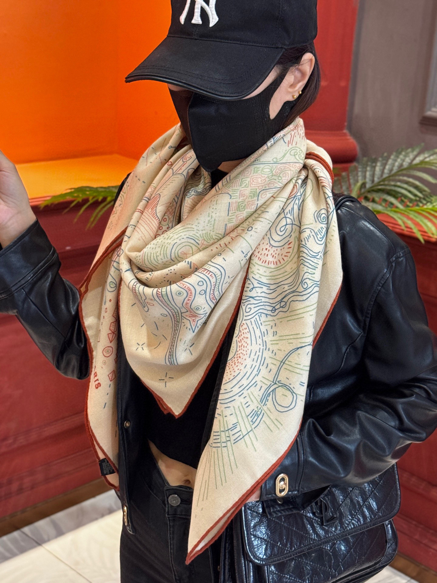 “正在接通中”140丝毛方巾【140顶级丝毛双面同色印花】手工卷边丝毛方巾（30%真丝70%羊毛）这款丝