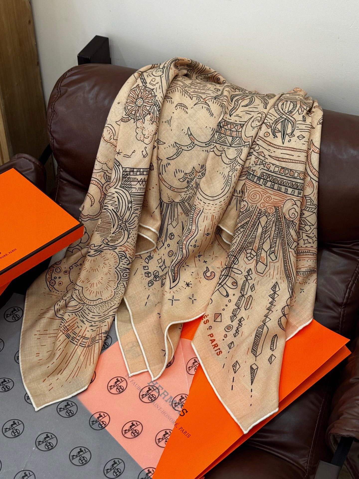 “正在接通中”140丝毛方巾【140顶级丝毛双面同色印花】手工卷边丝毛方巾（30%真丝70%羊毛）这款丝