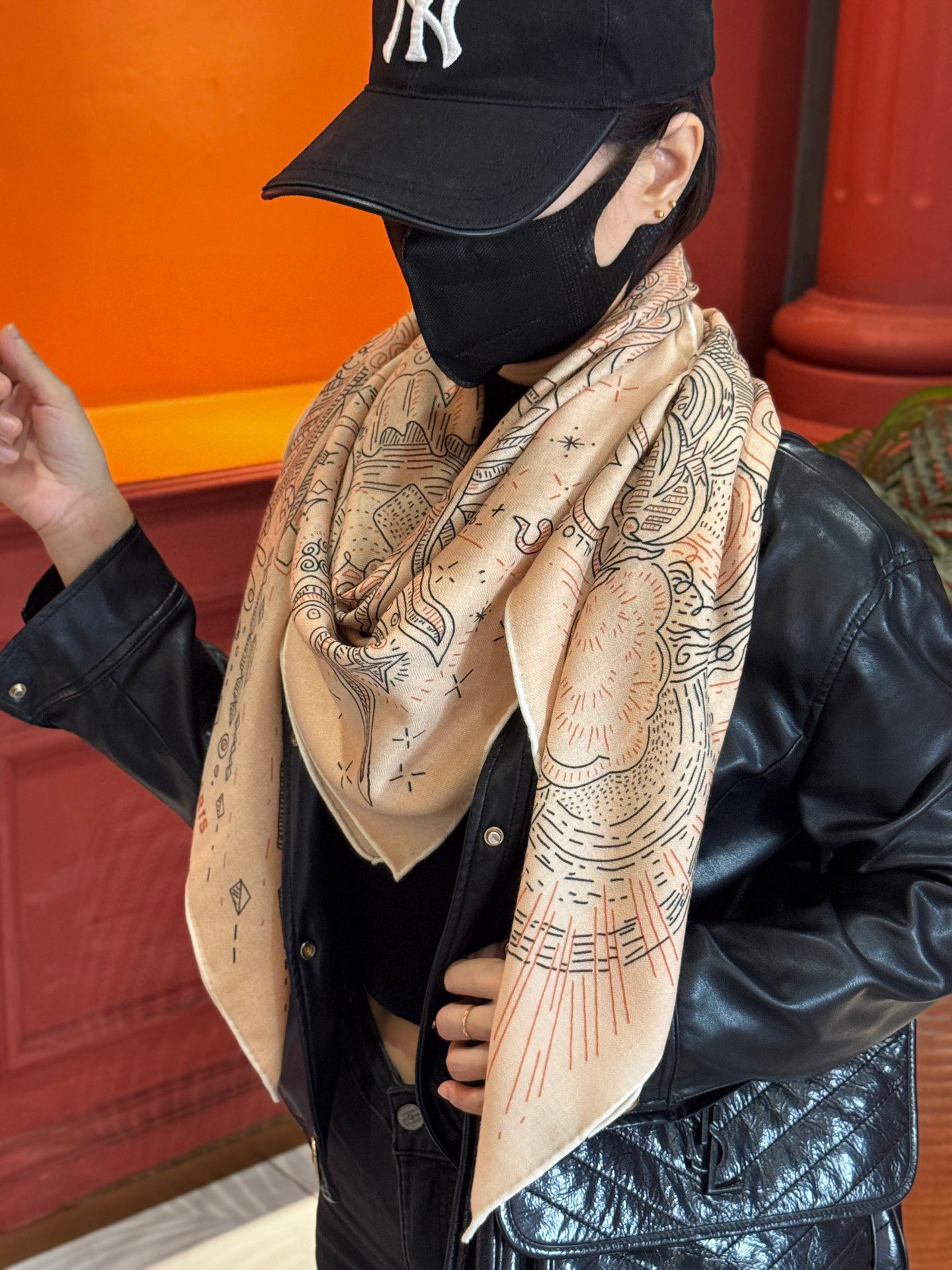 “正在接通中”140丝毛方巾【140顶级丝毛双面同色印花】手工卷边丝毛方巾（30%真丝70%羊毛）这款丝