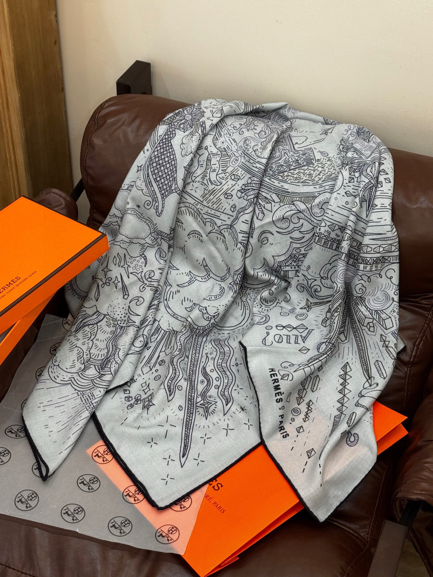 “正在接通中”140丝毛方巾【140顶级丝毛双面同色印花】手工卷边丝毛方巾（30%真丝70%羊毛）这款丝