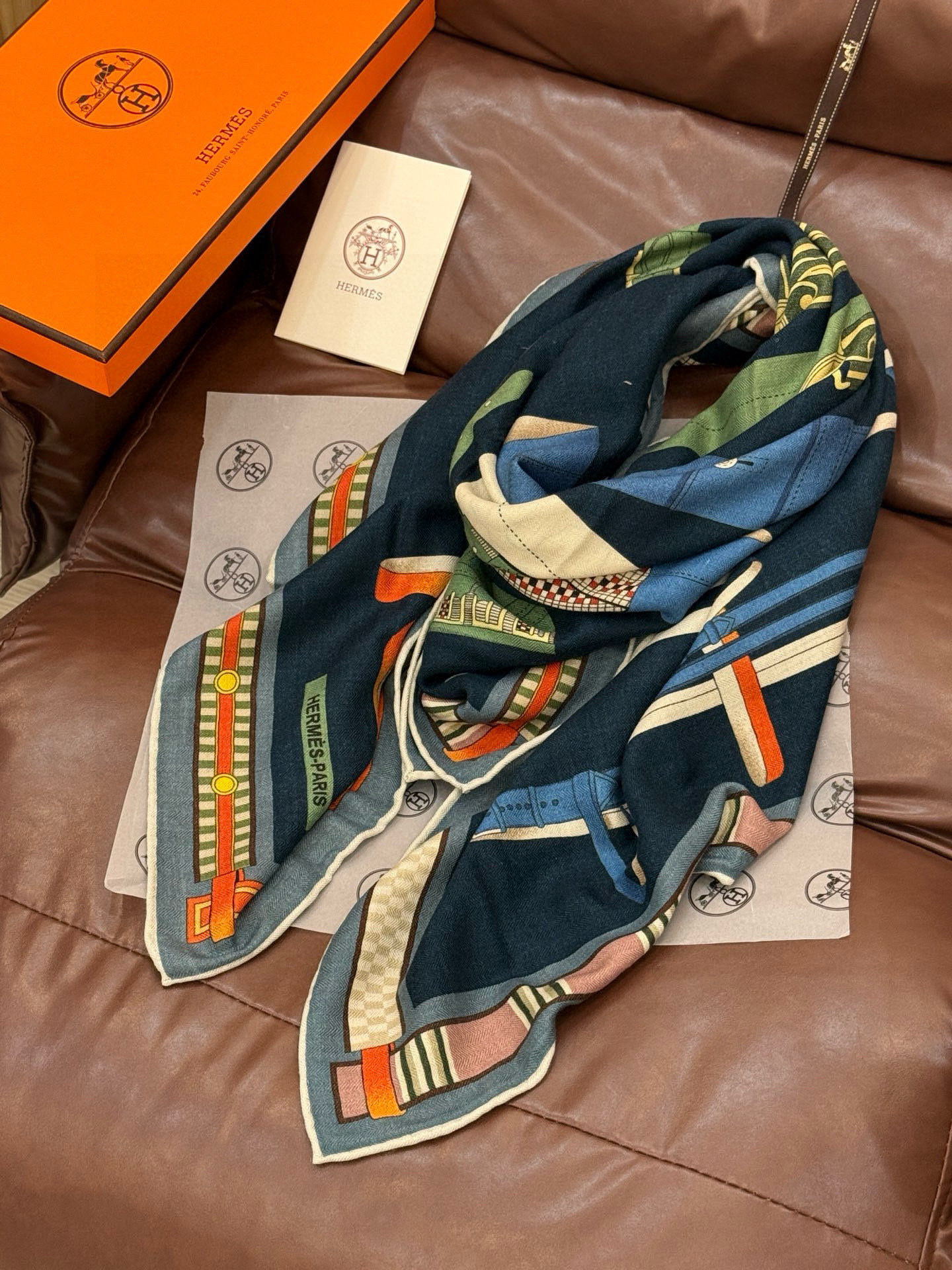 双面同色140cm丝绒方巾💕 《马术密匙》，十九世纪的商品图录汇集了手工匠们的系列产品，或许其中潜藏着某