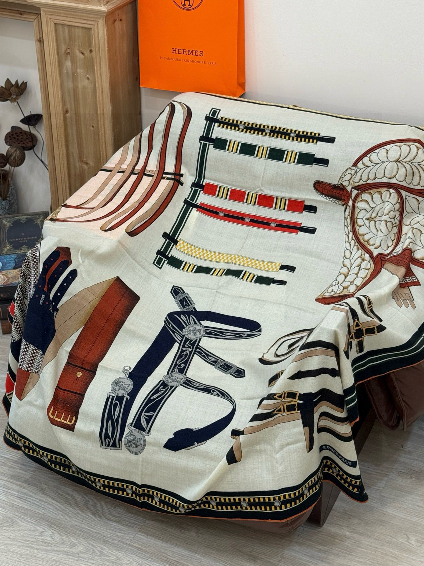 双面同色140cm丝绒方巾💕 《马术密匙》，十九世纪的商品图录汇集了手工匠们的系列产品，或许其中潜藏着某