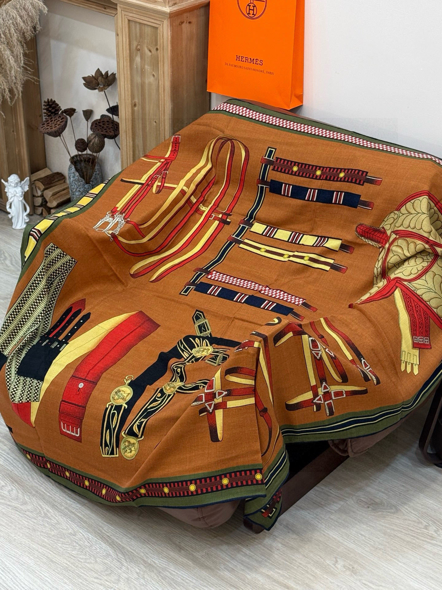 双面同色140cm丝绒方巾💕 《马术密匙》，十九世纪的商品图录汇集了手工匠们的系列产品，或许其中潜藏着某