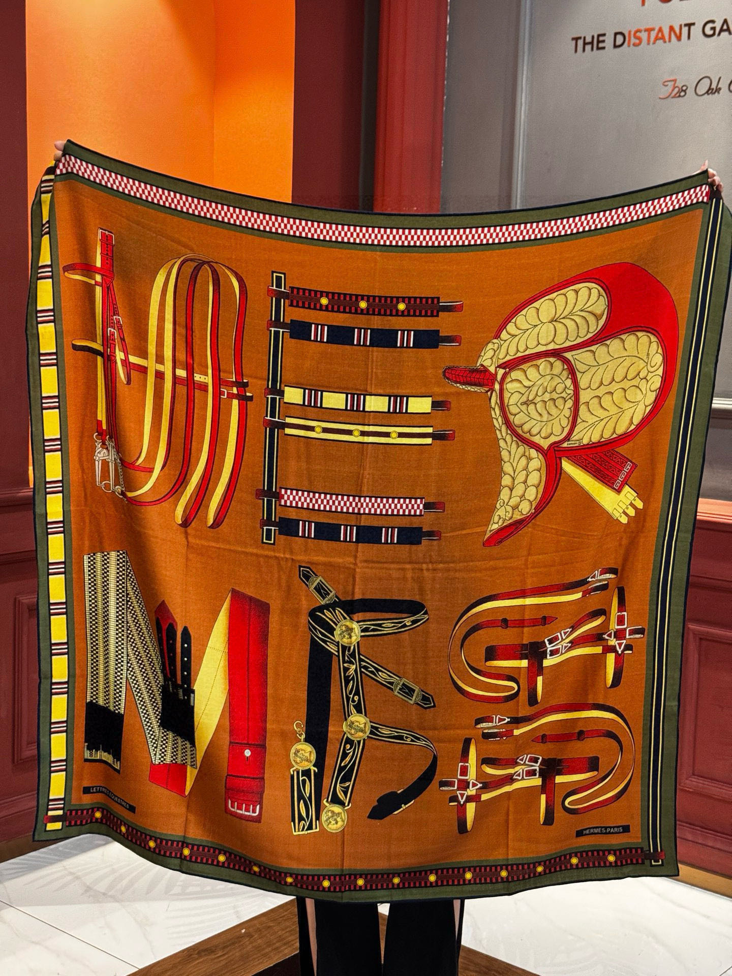 双面同色140cm丝绒方巾💕 《马术密匙》，十九世纪的商品图录汇集了手工匠们的系列产品，或许其中潜藏着某