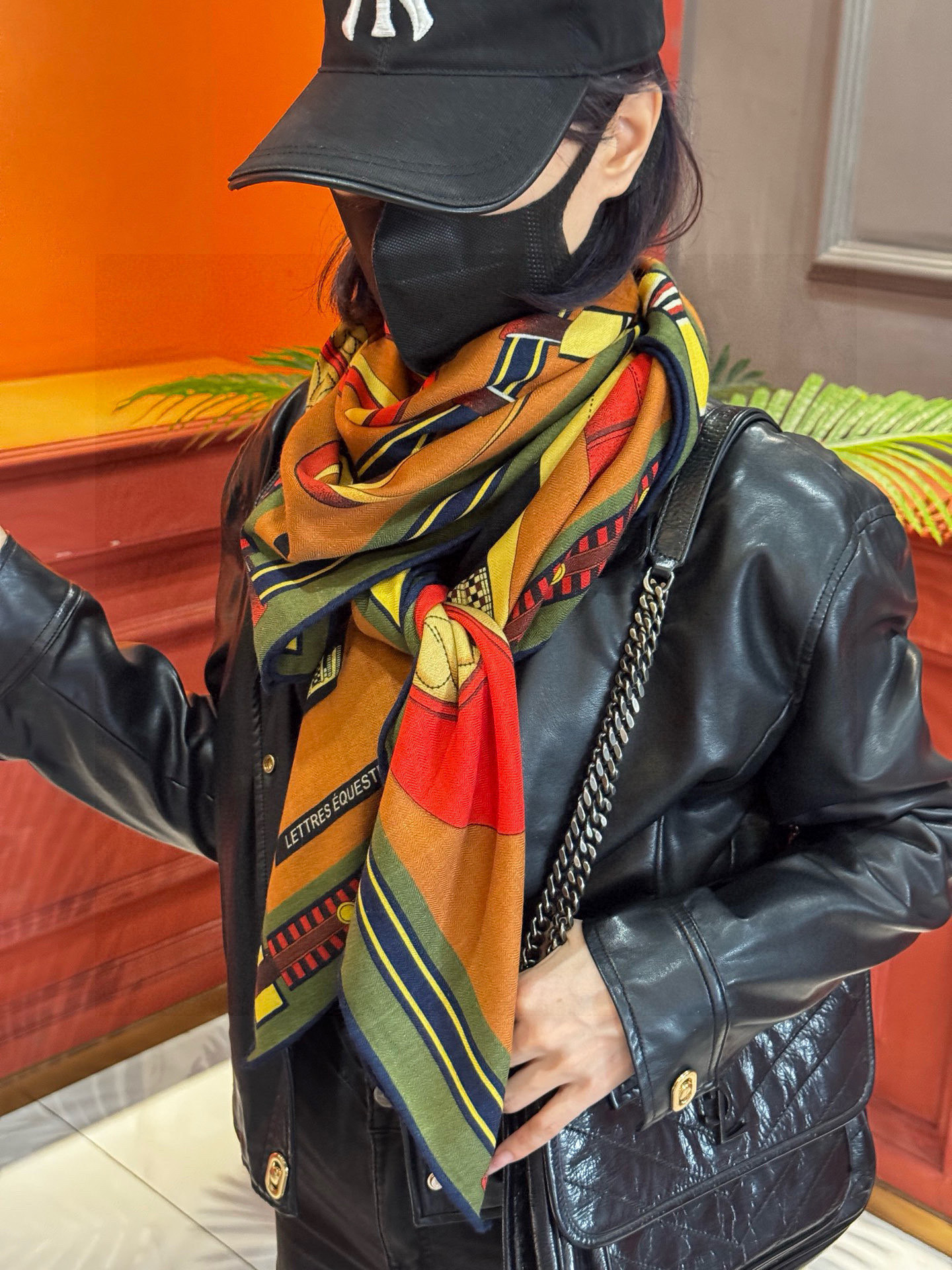 双面同色140cm丝绒方巾💕 《马术密匙》，十九世纪的商品图录汇集了手工匠们的系列产品，或许其中潜藏着某