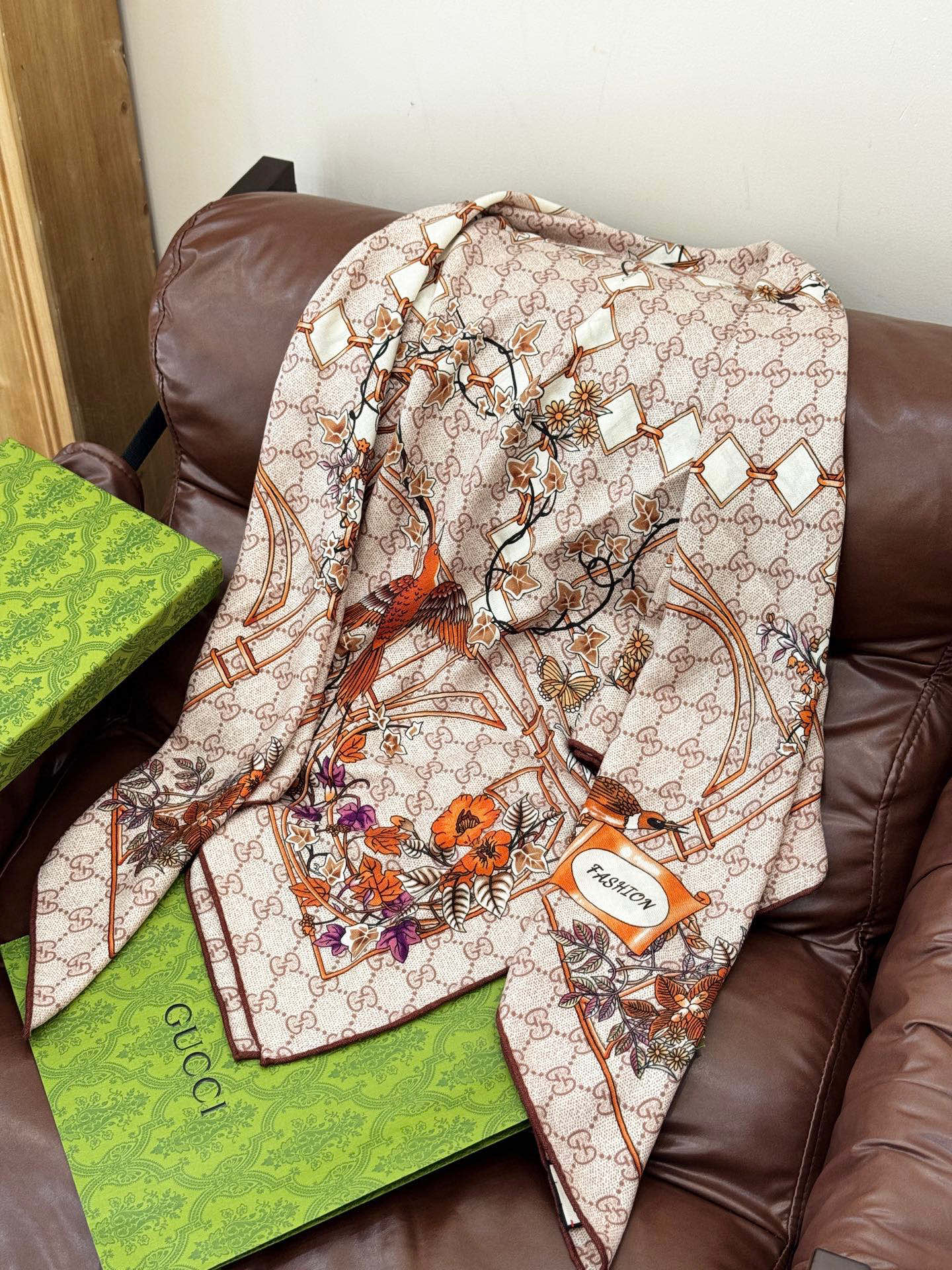 Gucci新款方巾 Gucci动物和花卉印花品牌典藏图案在与全新醒目印花的衬托下熠熠生辉。这款方巾匠心缀