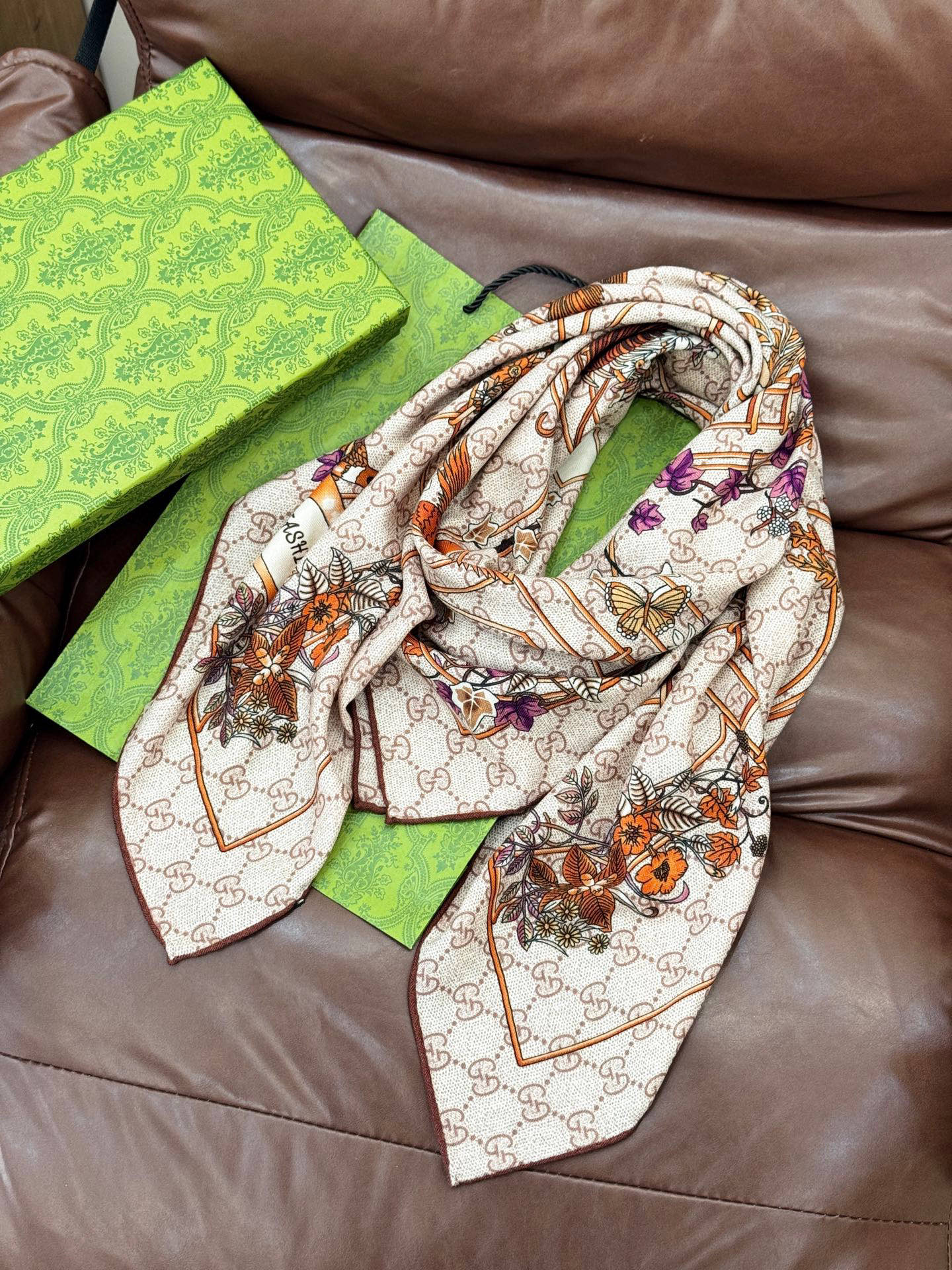 Gucci新款方巾 Gucci动物和花卉印花品牌典藏图案在与全新醒目印花的衬托下熠熠生辉。这款方巾匠心缀