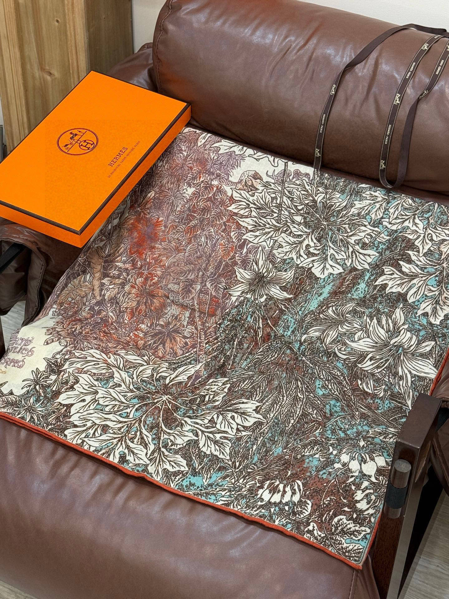 💟2025年秋冬抢先 上新💞【双面同色丝毛方巾】手工卷边山羊绒和真丝混纺披肩（70%山羊绒，30%桑蚕丝