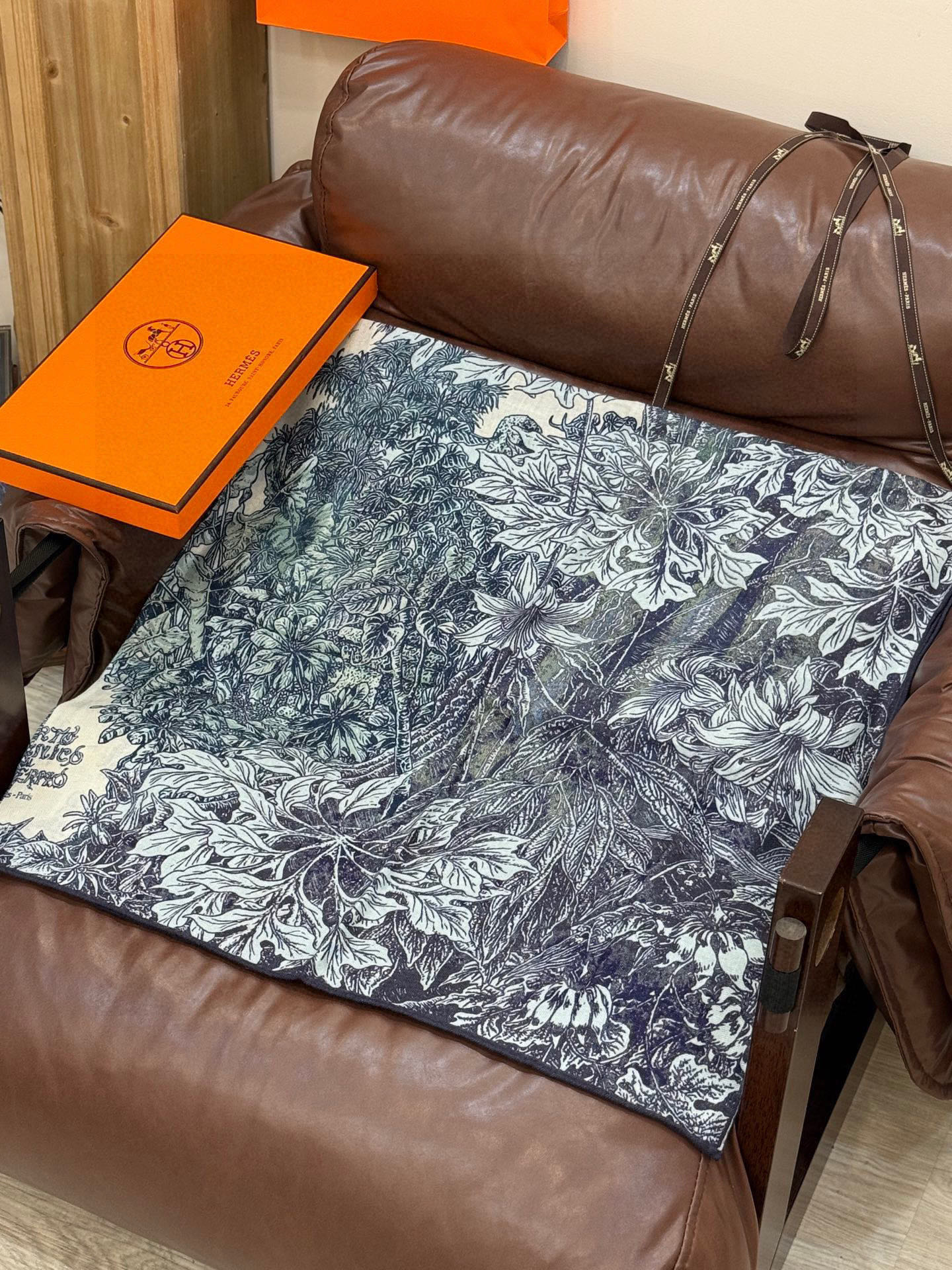 💟2025年秋冬抢先 上新💞【双面同色丝毛方巾】手工卷边山羊绒和真丝混纺披肩（70%山羊绒，30%桑蚕丝