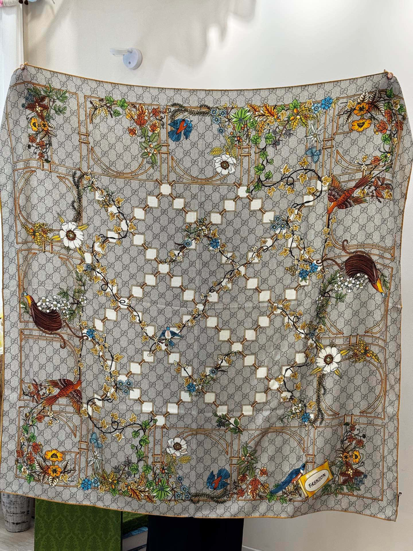 Gucci新款方巾 Gucci动物和花卉印花品牌典藏图案在与全新醒目印花的衬托下熠熠生辉。这款方巾匠心缀