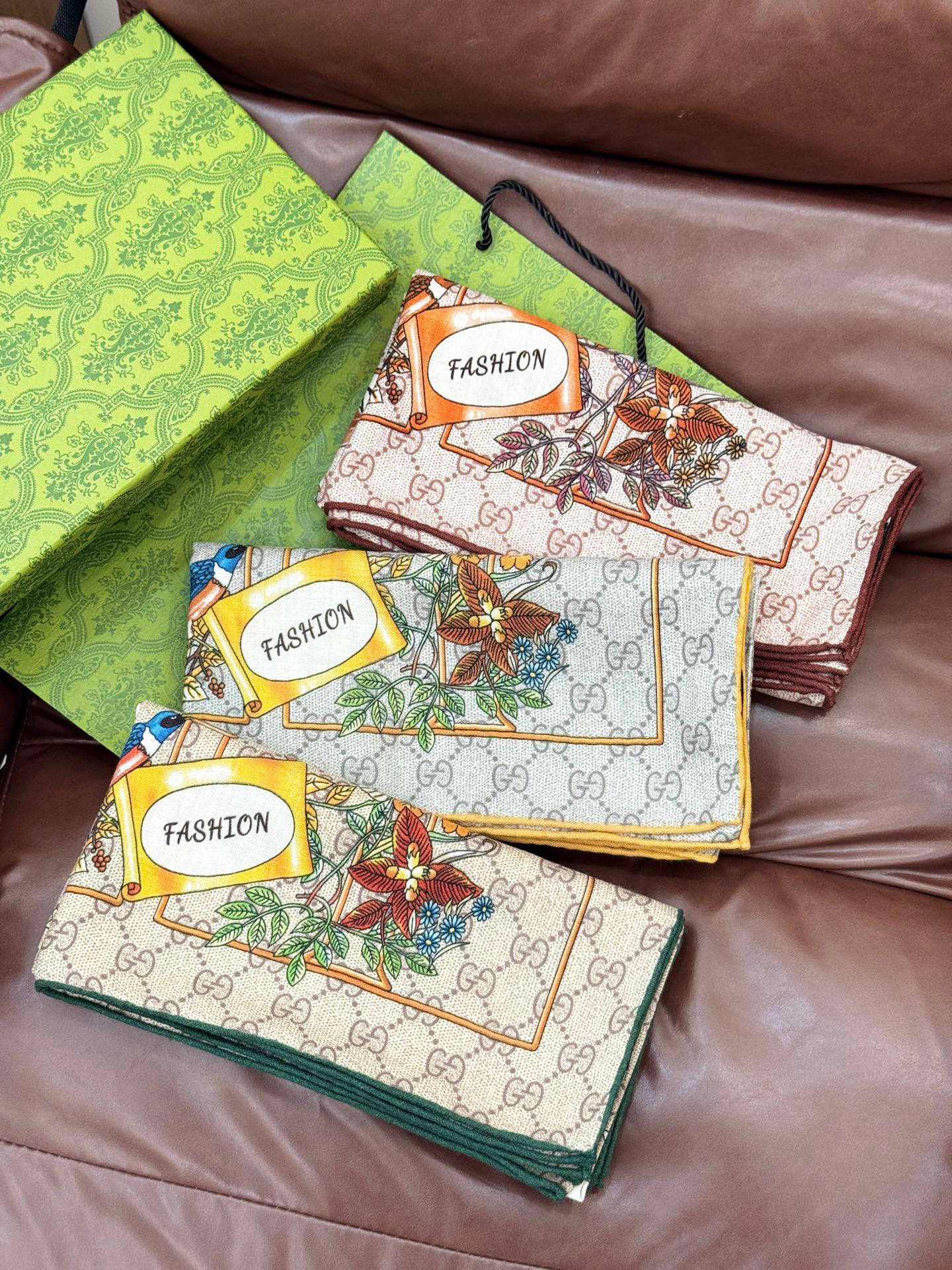 Gucci新款方巾 Gucci动物和花卉印花品牌典藏图案在与全新醒目印花的衬托下熠熠生辉。这款方巾匠心缀