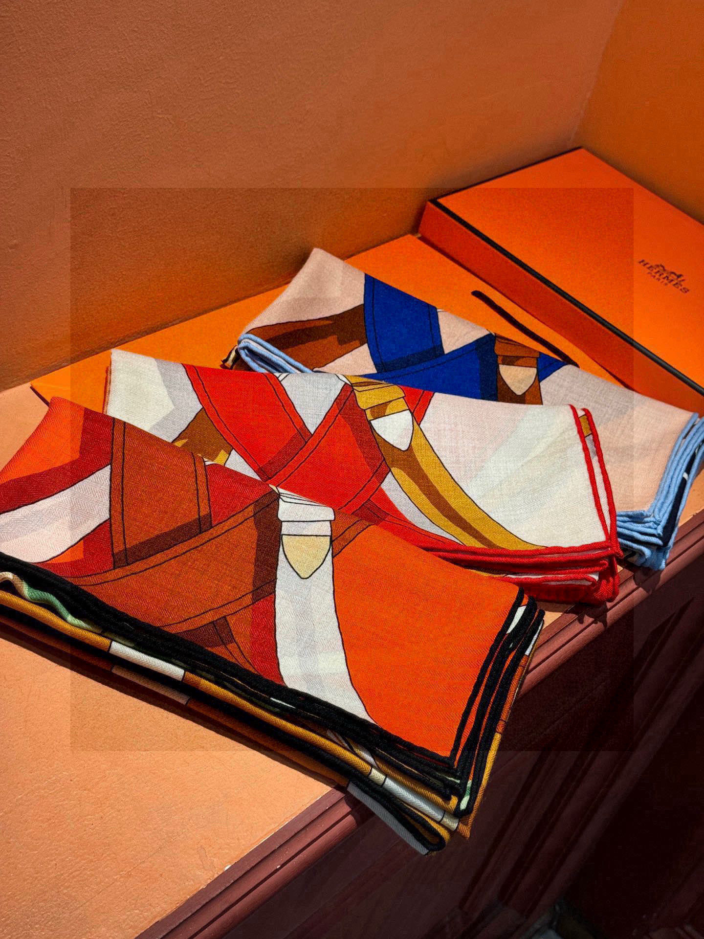 羊绒新款🆕👏👏买了都说好看‼️推荐💕爱马仕双面同色羊绒方巾，【双面同色140】顶级工艺超值‼️爱马仕专柜