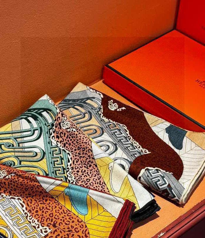 💟上新💞｛24号之谜｝羊绒大方巾[双面同色140]手工卷边H家是创意和作品故事的无限源泉，每季皆推出全新