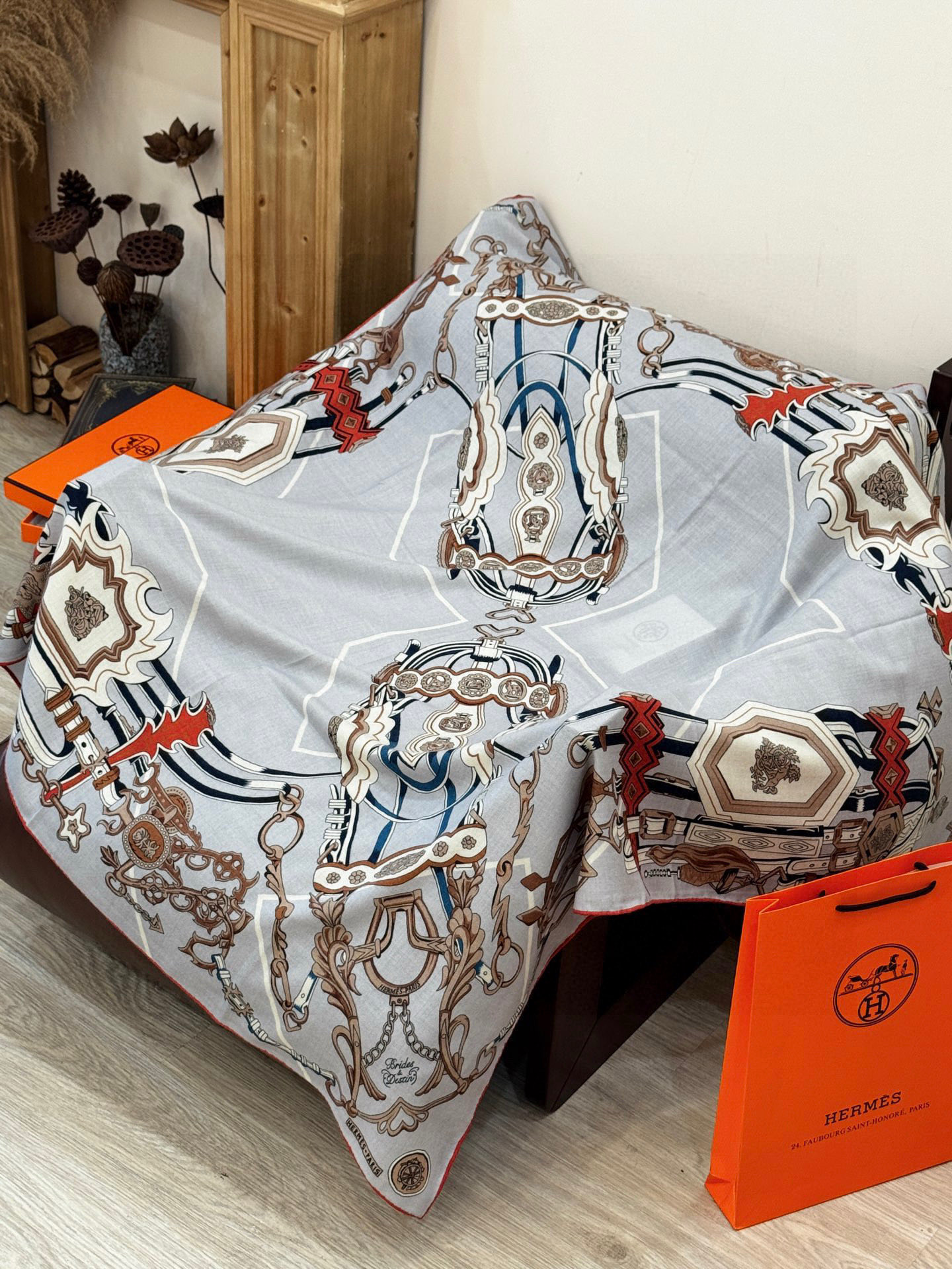 新款 秋冬搭配利器❗️顶级双面同色真丝羊绒披肩！！点睛精彩，图案和配色都超级喜欢，又一款双面配色工艺设计