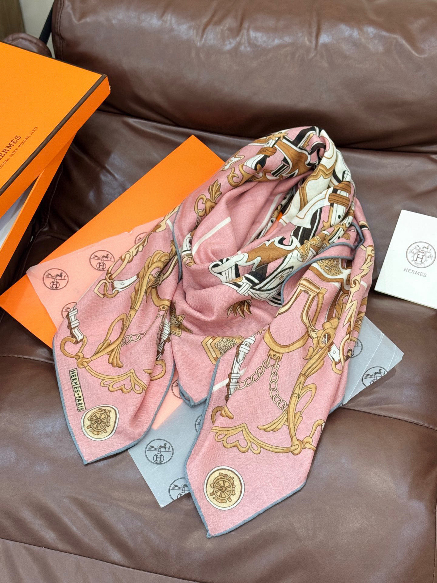 新款 秋冬搭配利器❗️顶级双面同色真丝羊绒披肩！！点睛精彩，图案和配色都超级喜欢，又一款双面配色工艺设计