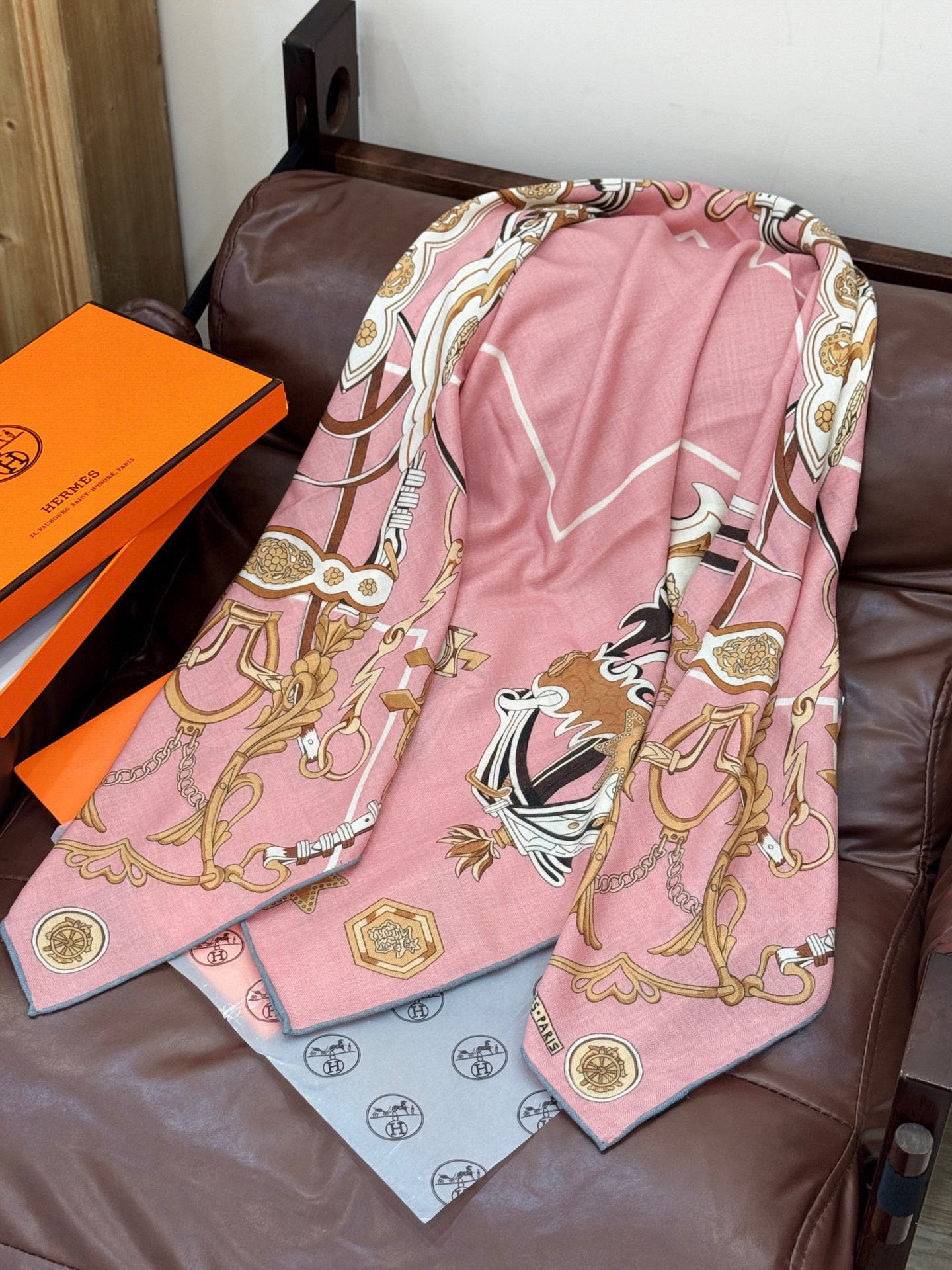 新款 秋冬搭配利器❗️顶级双面同色真丝羊绒披肩！！点睛精彩，图案和配色都超级喜欢，又一款双面配色工艺设计