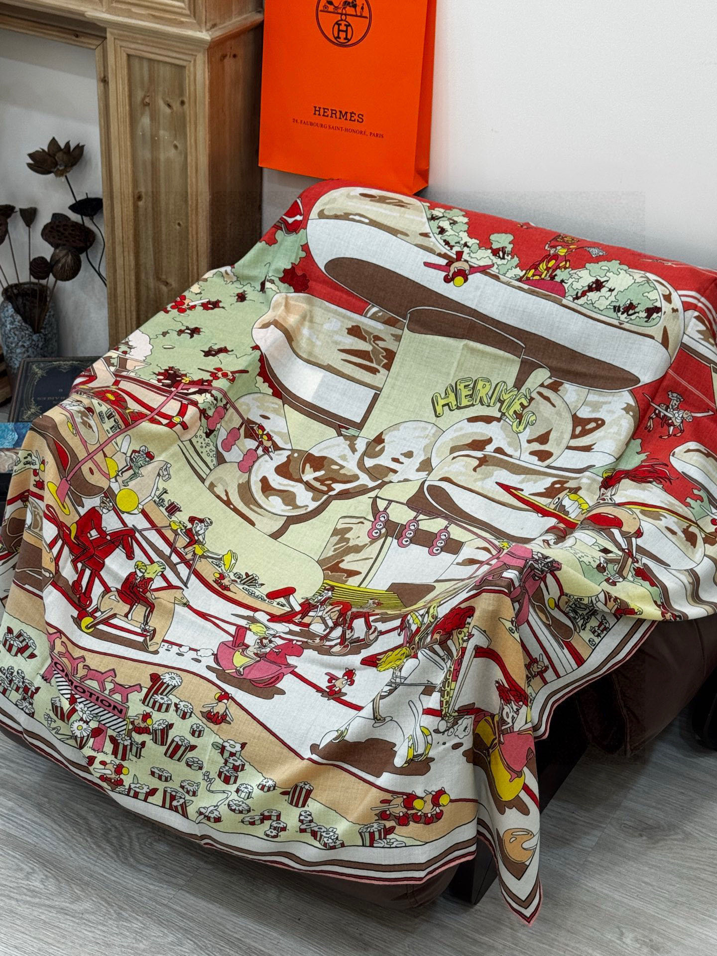 H，目前最热门的 “超现实爱马仕枢纽” 风靡全宇宙，听名字就充斥着未来空间♥️艺术品一样的存在，会绝版的