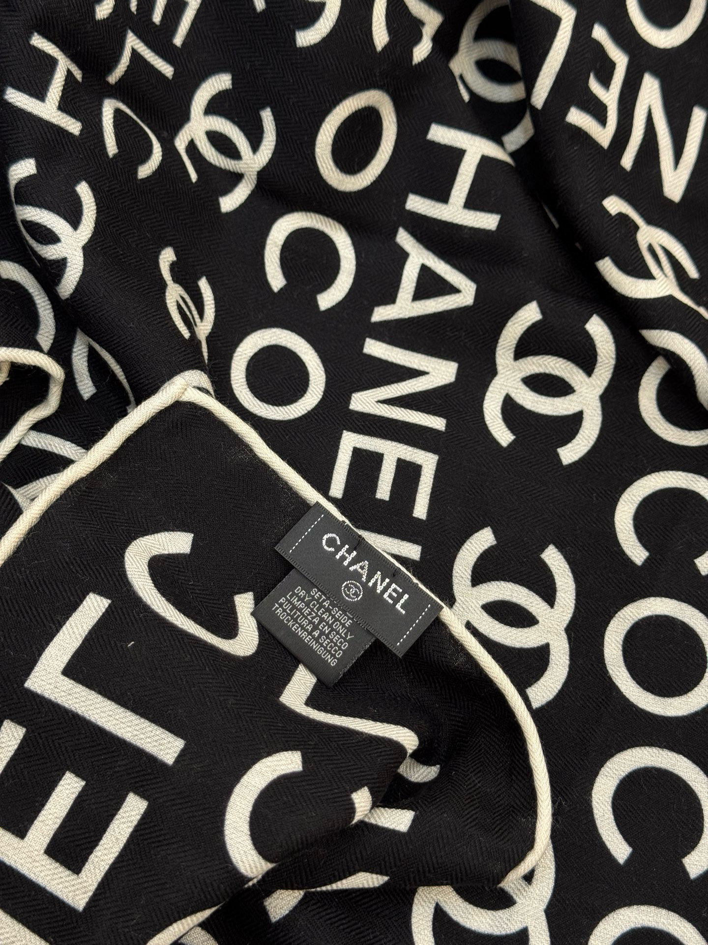 Chanel ~20。【140顶级双面丝绒披肩】香家logo与字母的完美碰撞设计底部还有隐隐约约的双C小