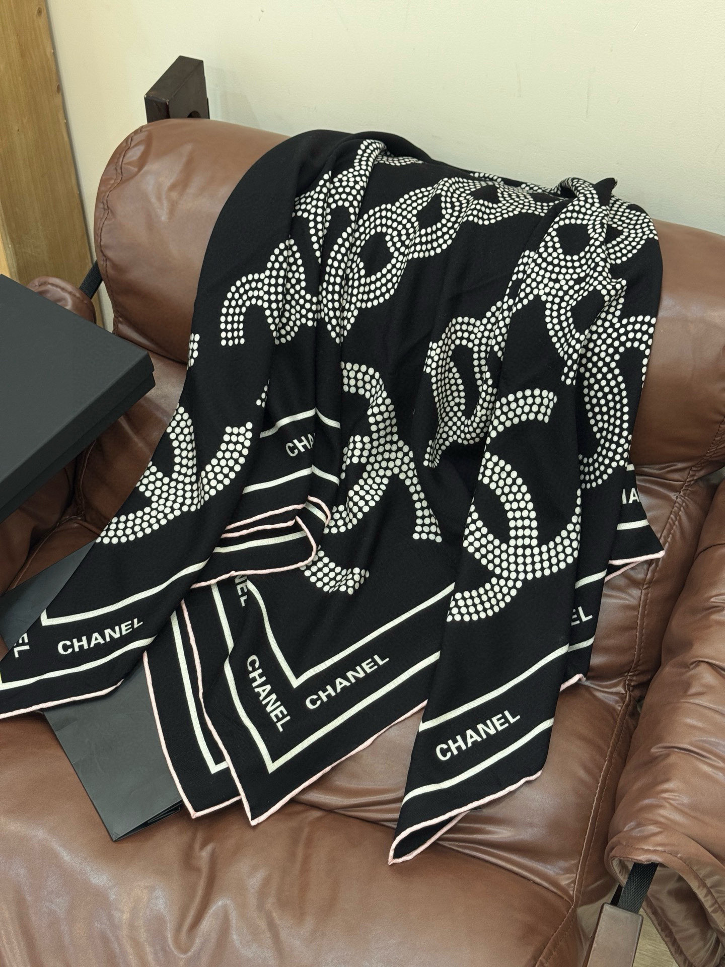 Chanel ~20。【140顶级双面丝绒披肩】香家logo与字母的完美碰撞设计底部还有隐隐约约的双C小