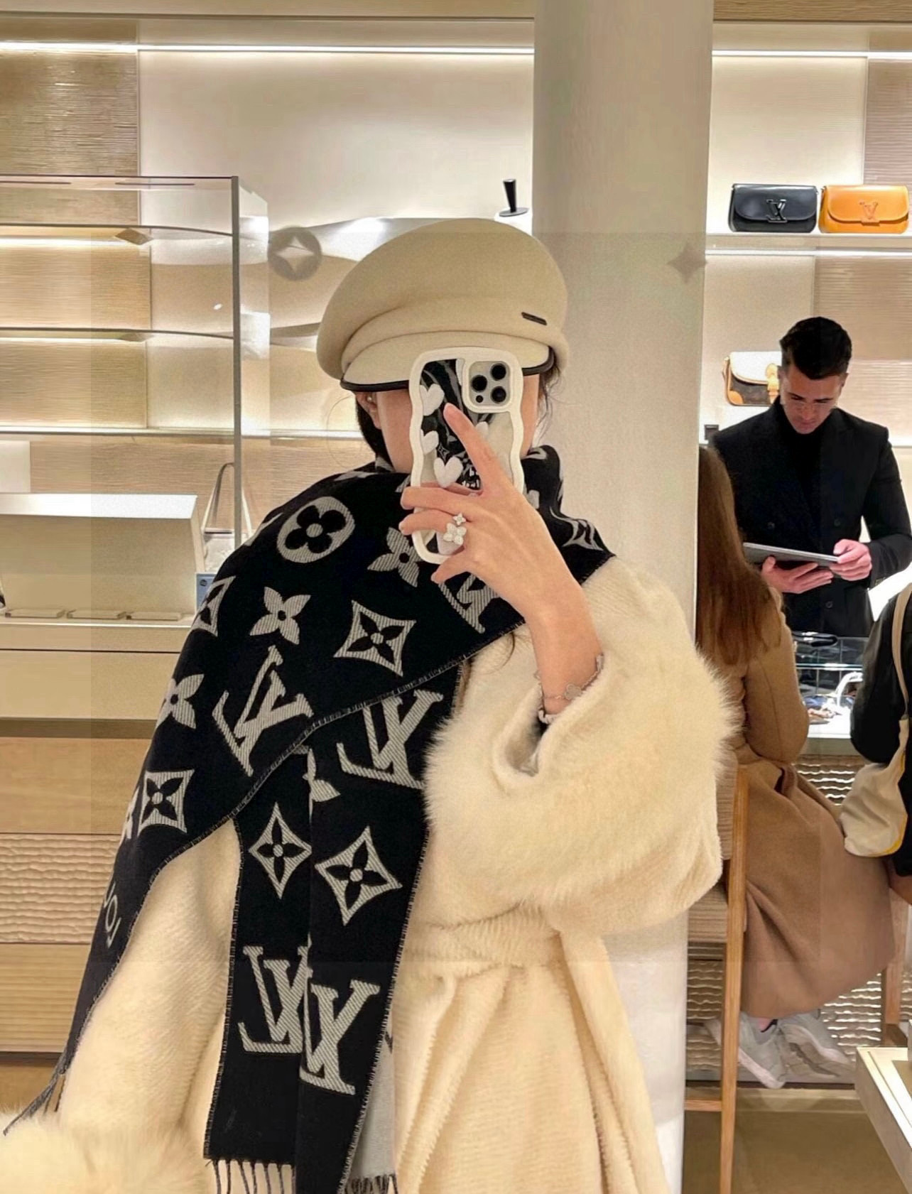 NO:587098,The Precious Dragon LV Essential scarf welcomes the Lunar New Year with the brand's classic elements. Sheep wool is integrated into the Monogram jacquard texture pattern, and the comfortable and warm design is full of trendy interest. 186 x 34 cm (length x height) 170 x 34 cm (excluding tassels) Wool Monogram jacquard texture pattern. High version scarf, high version scarf, louis vuitton19860909Precious Dragon LV Essential 围巾以品牌经典元素迎接农历新年.绵羊毛融入 Monogram 提花织纹图案,舒暖设计洋溢潮流意趣.186 x 34 厘米 (长度 x 高) 170 x 34厘米（不含流苏） 羊毛 Monogram 提花织纹图案.高版本围巾,高版本围巾,louis vuitton,scarf