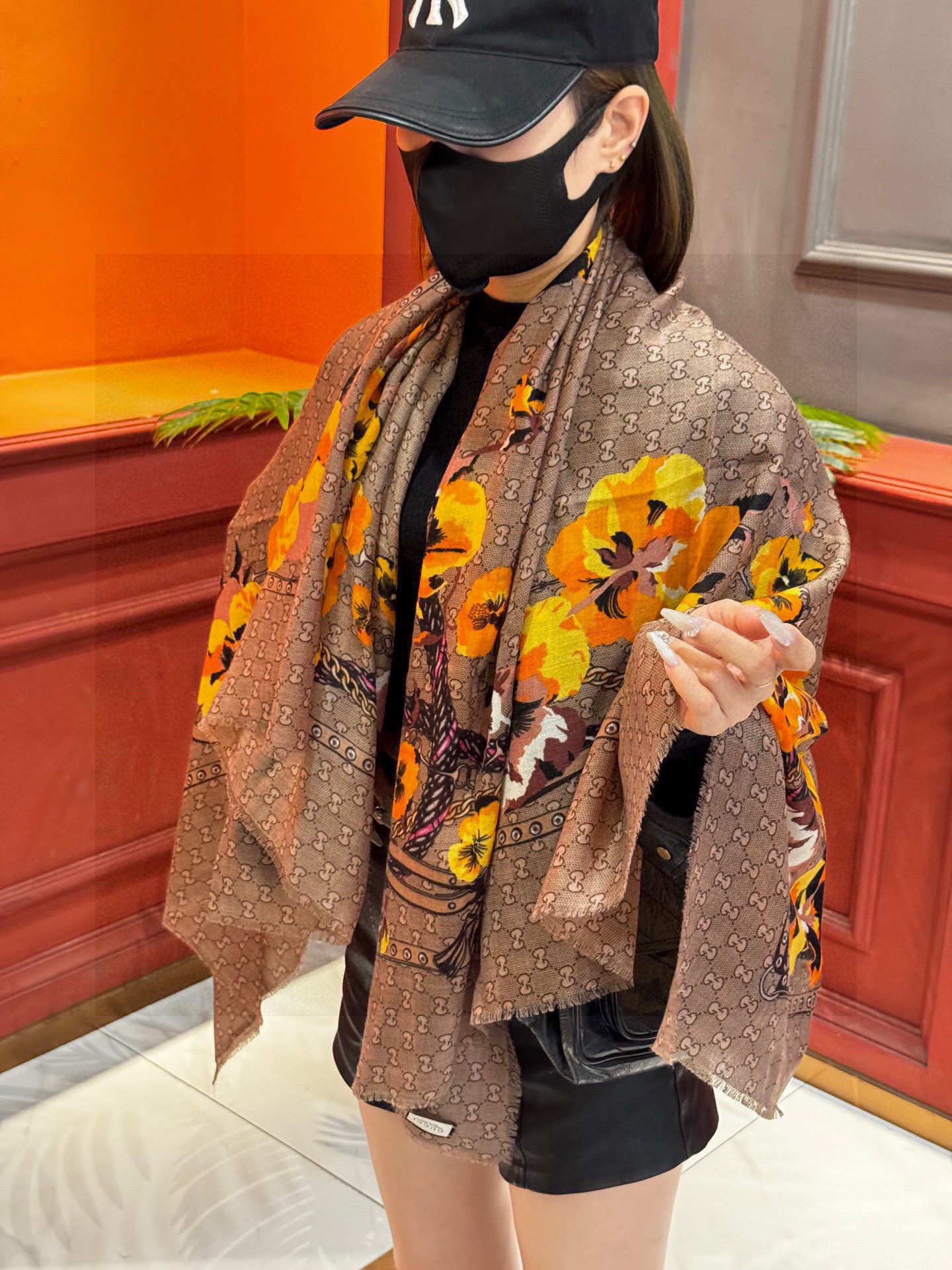 NO:587145,Hot item shipped. Genuine overseas originals - the genuine ones bought from overseas took a month to draw and print. If we want to do it, we will make the best. One flower and four colors. Each color surprised me. It is really beautiful. It is recommended to buy every color. 140.140 top 300 cashmere high version scarf, high version scarf19860909爆款出货 真正的海外原版货——从海外买的正品花了一个月画稿打版,要做咱们就做最好的 一花四色每色都把我惊艳到了真的是美极了,建议每色都可入 140.140顶级300支羊绒高版本围巾,高版本围巾,scarf