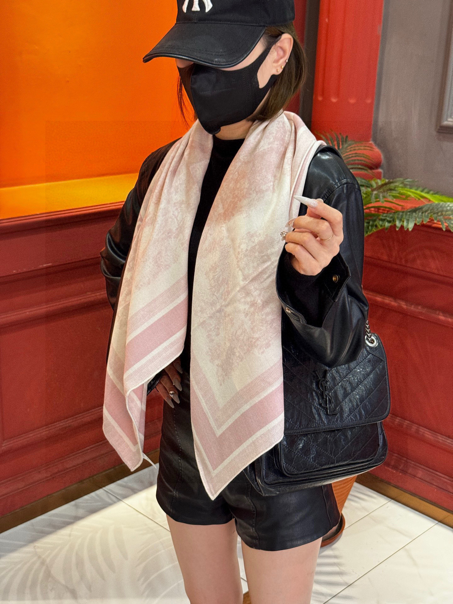 NO:587135,New 2025 early spring new style 'Ruyicong Hand-painted Square Scarf' size 110x110 cm [Double-sided velvet square scarf of the same color] An always-on element of the D family. When I saw it at the counter, I was super excited. I was blown away by this fairy-looking silk scarf!  Super beautiful, every detail, the mystery of the tropical jungle, the carefreeness of wild animals...a piece of ingenious work of art painted one stroke at a time!  High-quality product with no color difference, not picky at all, so beautiful, no matter what, you must have it!  The square scarf is the finishing touch of a shirt, a versatile shawl that goes well with a simple T, and is the soul companion of a small suit!  high version scarf,high version scarf,shirts,business suit,shawls19860909上新 2025早春新款 《茹伊丛手绘方巾》 size110x110 cm【双面同色丝绒方巾】 一个Ｄ家永远在线的元素 在专柜见到的第一眼就超级激动啦,吹爆这个神仙颜值的丝巾！超美腻 每个细节,热带丛林的神秘、野生动物们的悠哉自在…一笔一画的匠心艺术品！高品质无色差出品,完全不挑人,太美了 无论如何 一定要有！方巾是衬衫的点睛之笔,也是搭配简T的万能小披肩,更是小西装的灵魂相伴！高版本围巾,高版本围巾,shirts,business suit,shawls,scarf