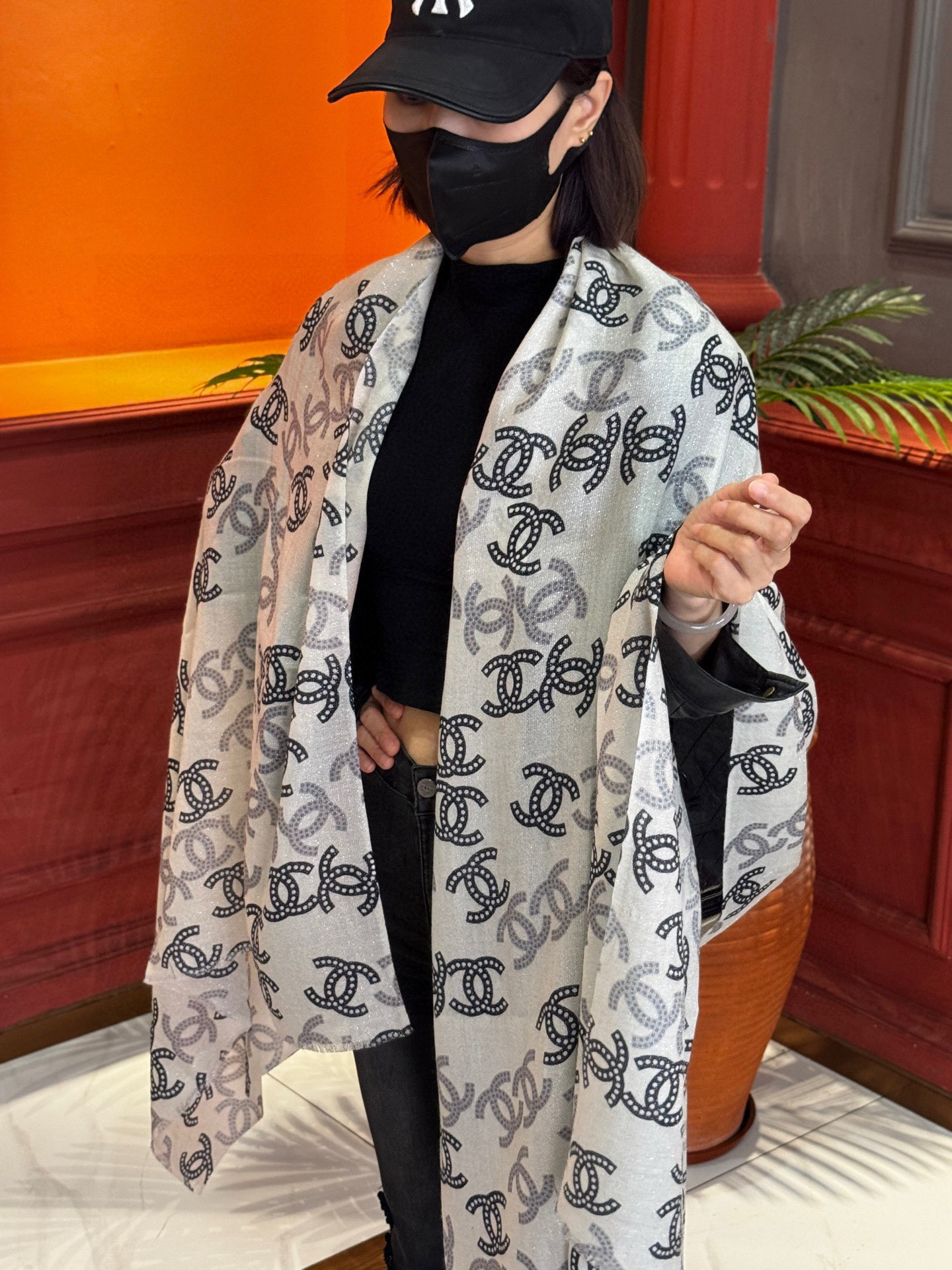 NO:587110,New scarf that will shine. New customer-supplied silver thread cashmere fabric long scarf. It’s so beautiful [crying] [Silver thread double C pattern] is on sale at the imperial palace-level new counter. The unique design style of pure cashmere silver thread plus the rich Xiangjia’s characteristic pattern printing of this season is extremely beautiful. Really. The upper body is extremely luxurious and high-end. Rare ~ little expensive ~ you can decide if it looks good or not. Size 110x200cm Large long scarf, top quality pure cashmere  high version scarf, high version scarf, chanel19860909上新 会发光发亮的围巾 新款客供银线羊绒面料长巾 美翻了[流泪]【银线双C图案】御用殿堂级极新款专柜在售 纯羊绒银丝线独特设计风格加上富有香家本季特色图案印花 美丽至极 真的 上身极为奢华上档次 稀有～小贵～好看不好看自己看吧 尺寸110x200cm 大长巾,顶级纯羊绒 高版本围巾,高版本围巾,chanel,scarf