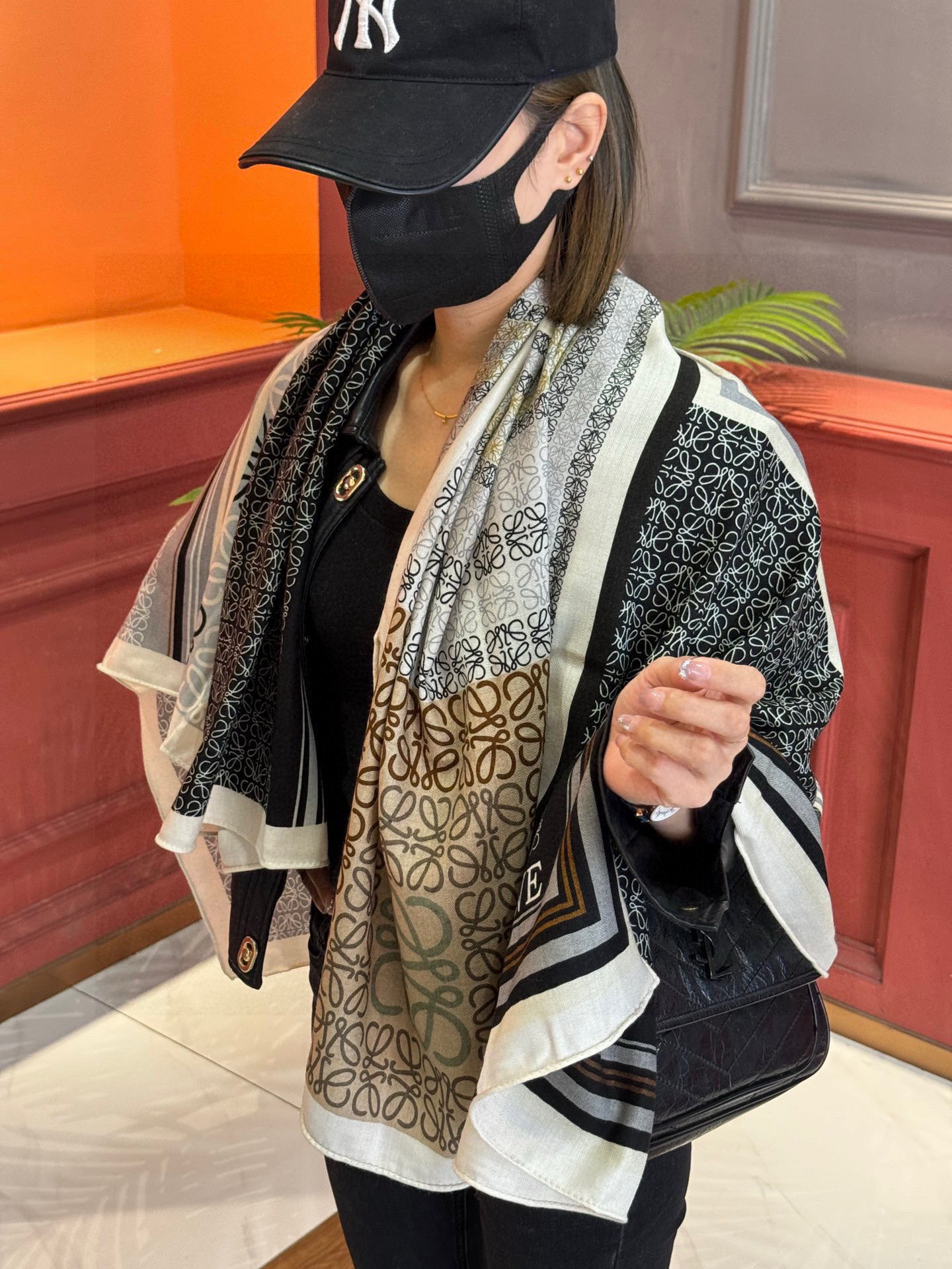 NO:587123,High-end version [new model at Loewe counters, high-end and non-contrasting good stuff!  !  !  】The scope of capabilities can bring you the best quality, and the price is really affordable!  [Shocking good product, loewe classic love letter big logo limited series square scarf, real good product originally purchased from abroad!  Genuine original craftsmanship!  You can show off your fashion style with just a casual wear, and the texture is great. Size: 140*140cm. Material: silk + cashmere high version scarf, high version scarf, loewe, loewe, real silk19860909高定版【上新 Loewe罗意威专柜新款,高级又不撞款的好东西！！！】能力范围能带给大家最好的品质,这个价格真的亲妈到家！【吓一跳的好货,loewe经典love字母大Logo限定系列方巾,真正的国外原单好货！正儿八经的原版工艺！随便一搭就能体现出时尚范,质感倍儿棒 尺寸:140*140cm.材质:真丝+羊绒高版本围巾,高版本围巾,loewe,loewe,real silk,scarf