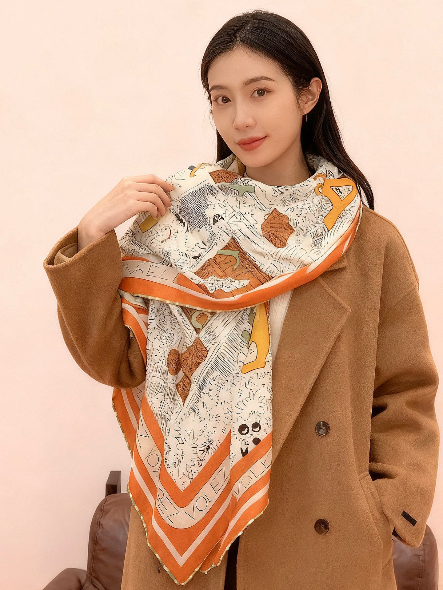 NO:587170,LV x TM 140 shawl [140 top velvet double-sided same-color shawl] This LVxTM Monogram Multicolor shawl comes from the collaboration series between Louis Vuitton and the well-known Japanese artist Takashi Murakami. It is a soft velvet blend dip-dyed in pure tones, and the colorful Monogram pattern expresses the interesting interpretation of Shibaki's brand elements. It can be matched with other accessories in the same series to create an elegant look. 135 x 135 cm (height)  x length) 30 mulberry silk 70 cashmere Monogram Multicolor printing inkjet printing Louis Vuitton logo high version scarf, high version scarf, louis vuitton, louis vuitton, shawls19860909LV x TM 140披肩【140顶级丝绒双面同色披肩】 本款LVxTMMonogram Multicolor披肩出自路易威登与知名日本艺术家村上隆的合作系列,为轻柔丝绒混纺浸染素净色调,再以缤纷 Monogram 圏案道出芝木家対品牌元素的妙趣解速.可搭配同系列其他 配饰共筑雅致造型. 135 x 135厘米 (高 x 长度) 30桑蚕丝70羊绒 Monogram Multicolor 印花 喷墨印制 路易威登标识高版本围巾,高版本围巾,louis vuitton,louis vuitton,shawls,scarf