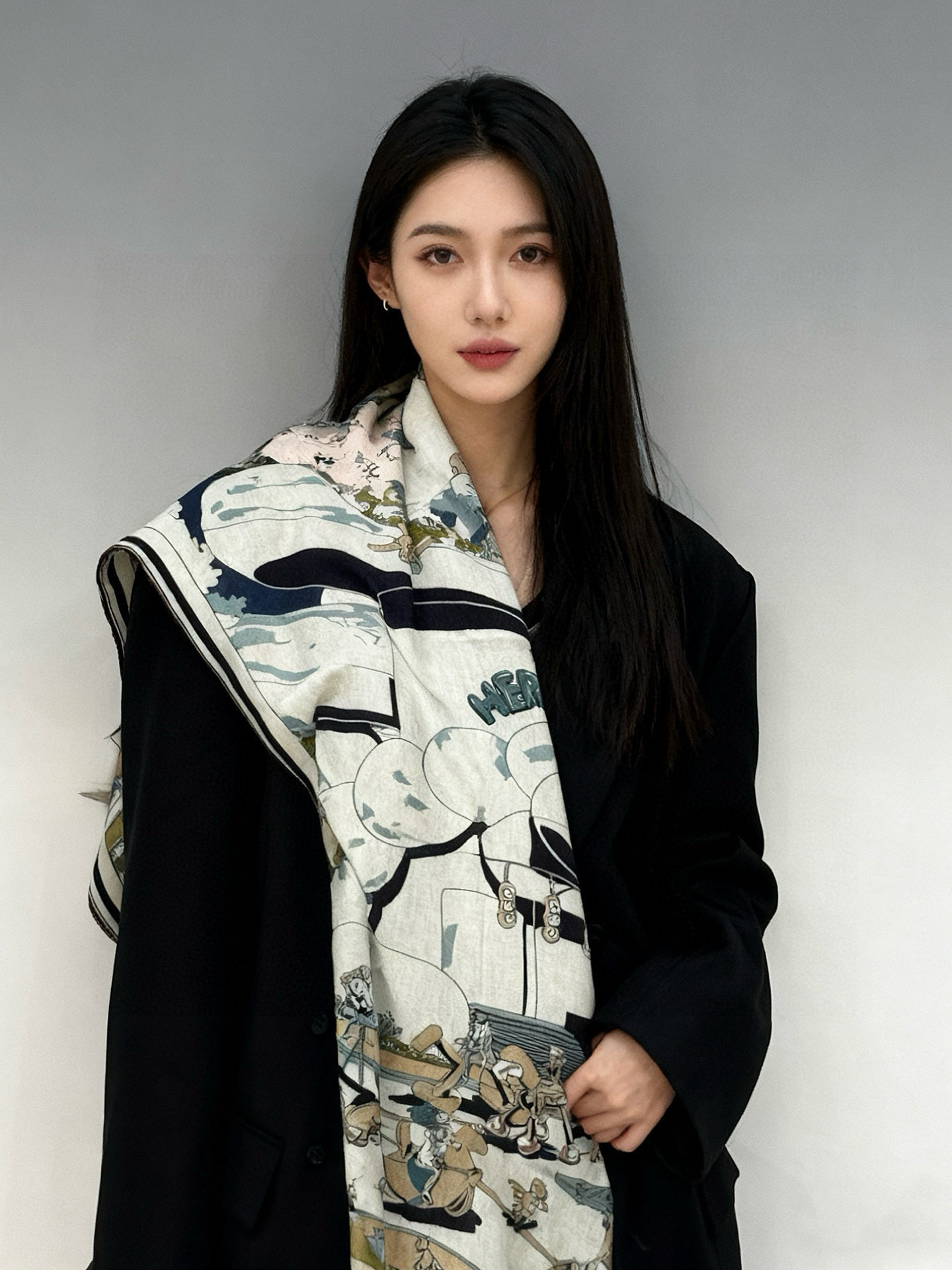 NO:587189,H, the most popular 'Hyperreal Hermès hub' is popular all over the universe, and the name is full of future space. It exists like a work of art, and is a rare order that will be out of print. The color must be the ceiling, pyramid-pointed digital printing, H elements bring together excellent classics, it is really breathtaking. It is recommended that you have at least one 140*140cm, 70% cashmere, 30% silk, both colors are king. High version scarf, high version scarf, hermes, real silk19860909H,目前最热门的 “超现实爱马仕枢纽” 风靡全宇宙,听名字就充斥着未来空间 艺术品一样的存在,会绝版的罕见订单, 色系必然是天花板,金字塔尖的数码印花, H元素汇聚极佳的经典, 真的美到窒息了,推荐人手至少一条 140*140cm,70％羊绒,30％真丝,双色皆是王炸高版本围巾,高版本围巾,hermes,real silk,scarf