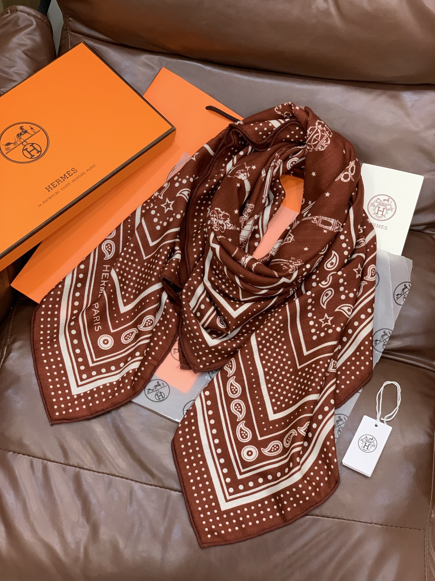 羊绒新款🆕👏👏买了都说好看‼️推荐💕爱马仕双面同色羊绒方巾【双面同色140】，顶级工艺超值‼️爱马仕专柜