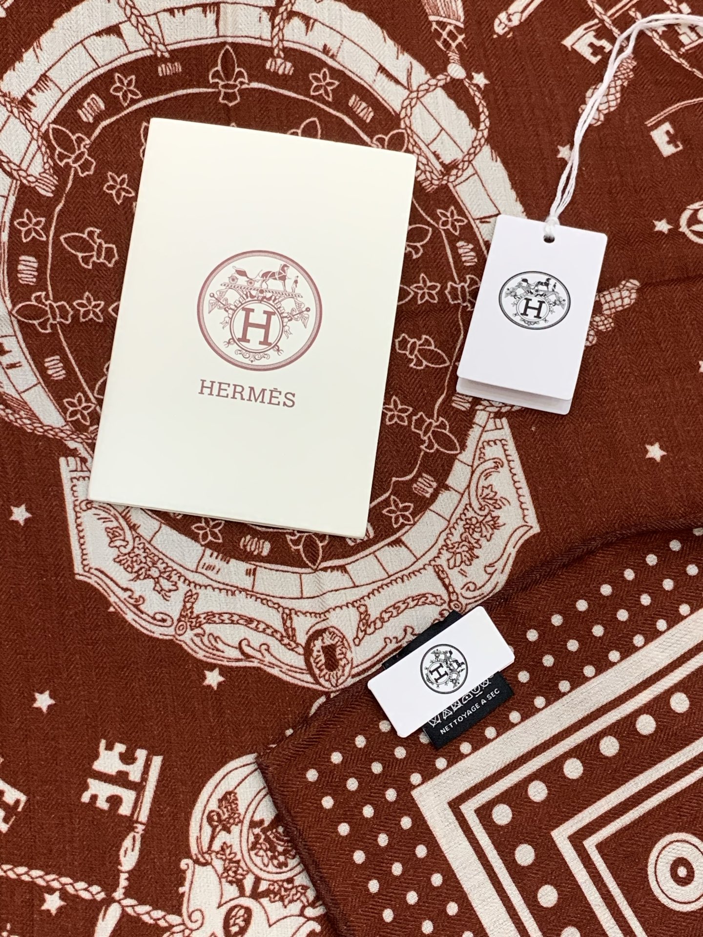 羊绒新款🆕👏👏买了都说好看‼️推荐💕爱马仕双面同色羊绒方巾【双面同色140】，顶级工艺超值‼️爱马仕专柜