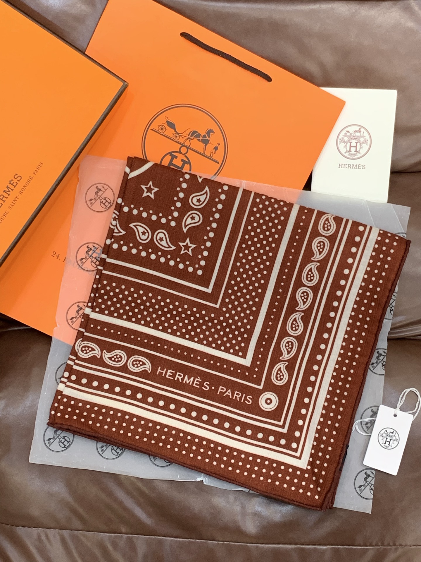 羊绒新款🆕👏👏买了都说好看‼️推荐💕爱马仕双面同色羊绒方巾【双面同色140】，顶级工艺超值‼️爱马仕专柜