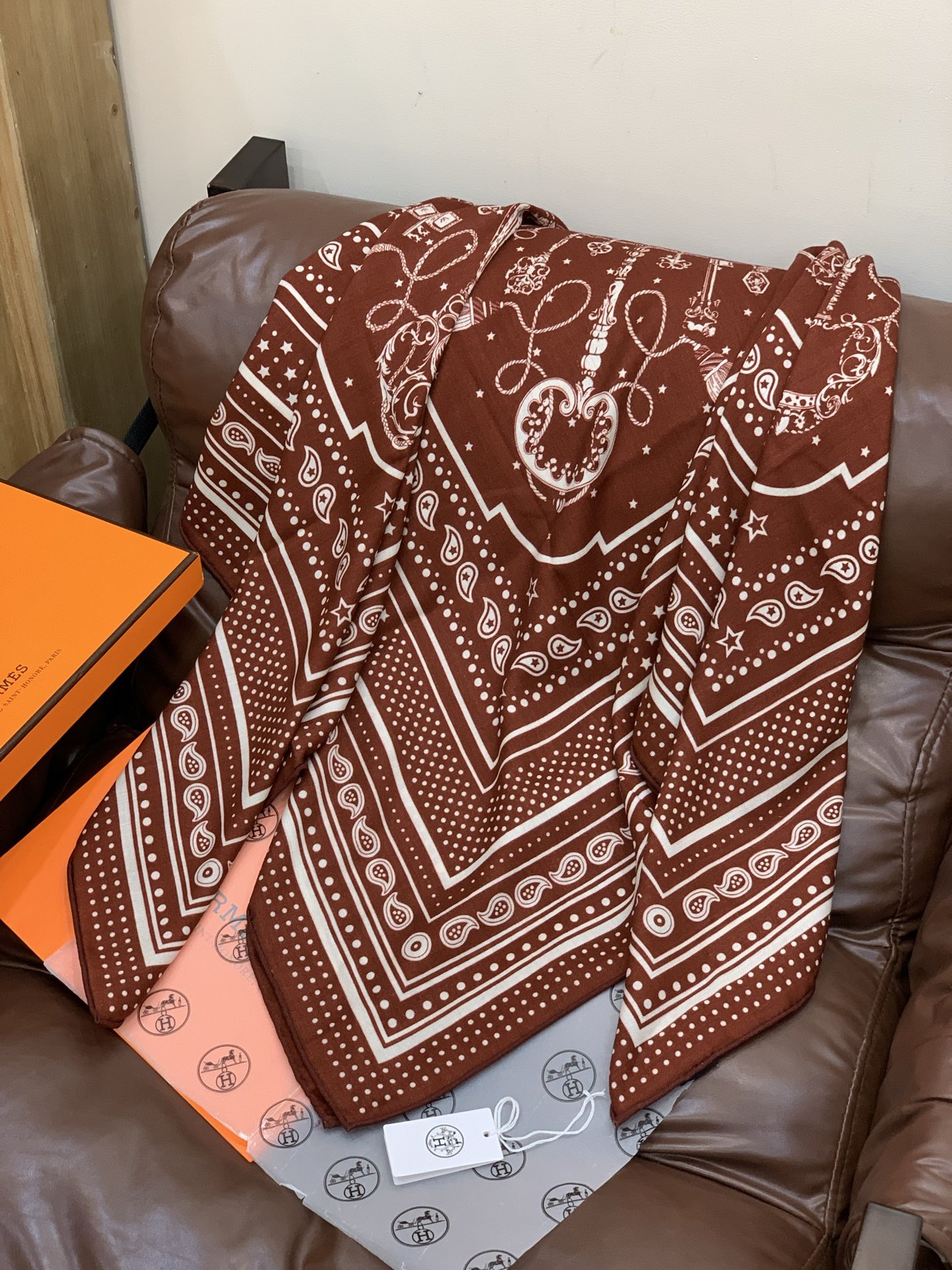 羊绒新款🆕👏👏买了都说好看‼️推荐💕爱马仕双面同色羊绒方巾【双面同色140】，顶级工艺超值‼️爱马仕专柜