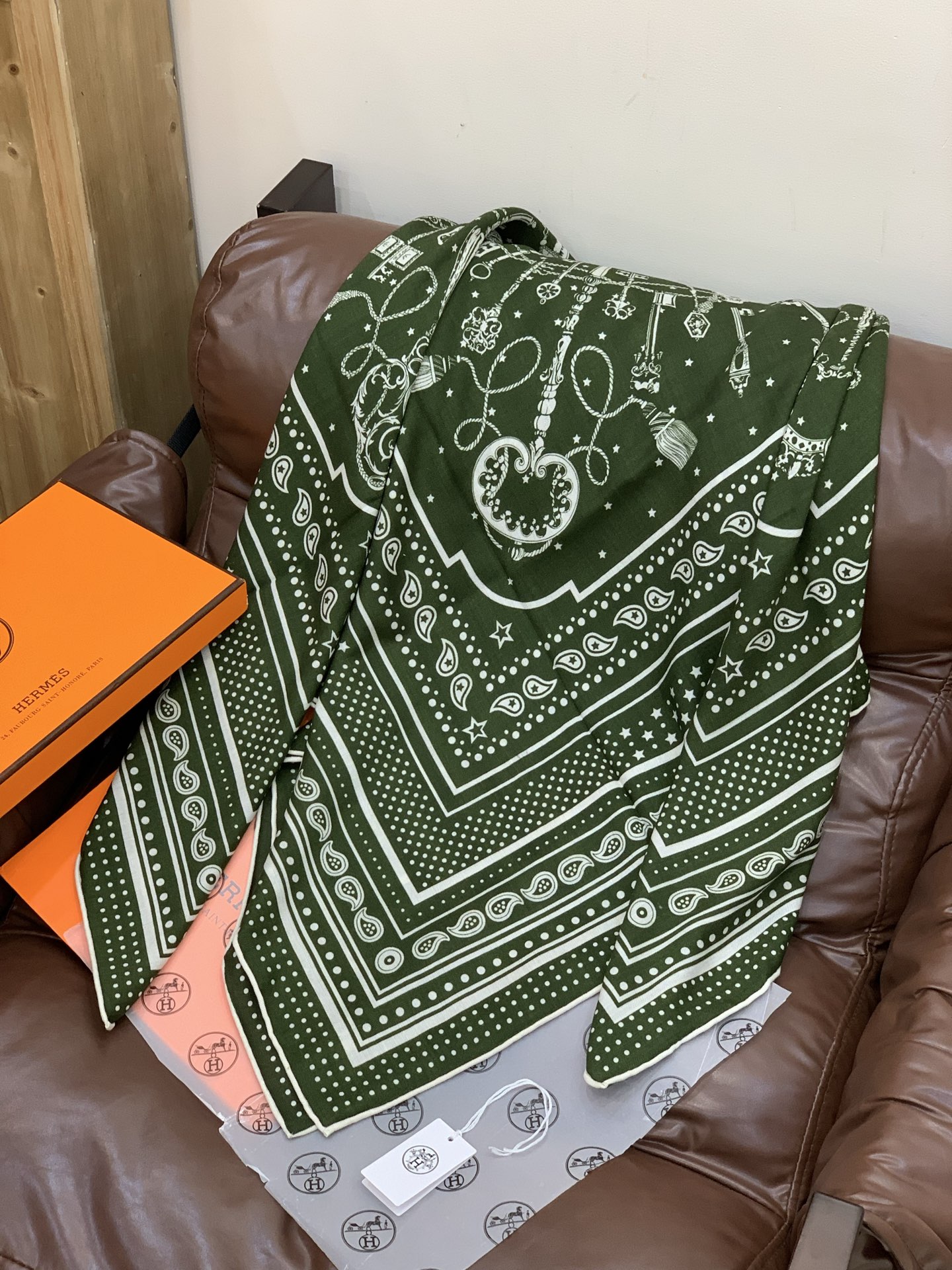 羊绒新款🆕👏👏买了都说好看‼️推荐💕爱马仕双面同色羊绒方巾【双面同色140】，顶级工艺超值‼️爱马仕专柜