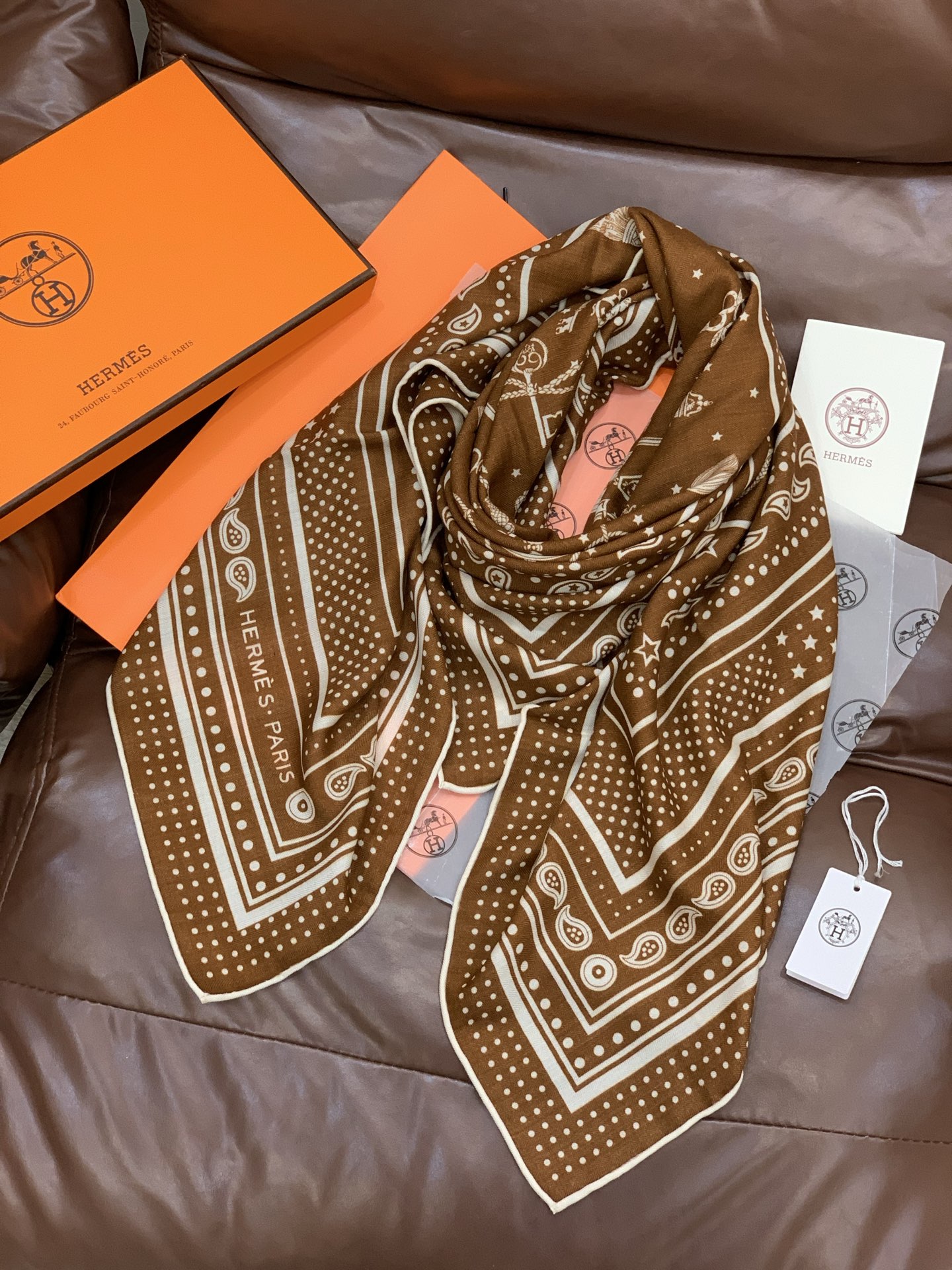 羊绒新款🆕👏👏买了都说好看‼️推荐💕爱马仕双面同色羊绒方巾【双面同色140】，顶级工艺超值‼️爱马仕专柜