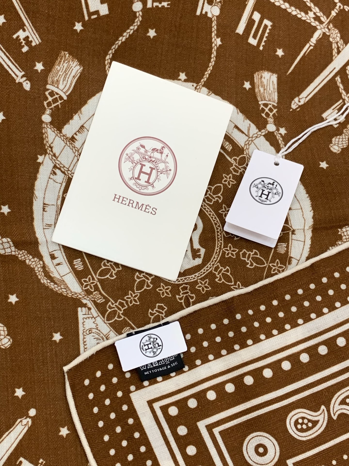 羊绒新款🆕👏👏买了都说好看‼️推荐💕爱马仕双面同色羊绒方巾【双面同色140】，顶级工艺超值‼️爱马仕专柜