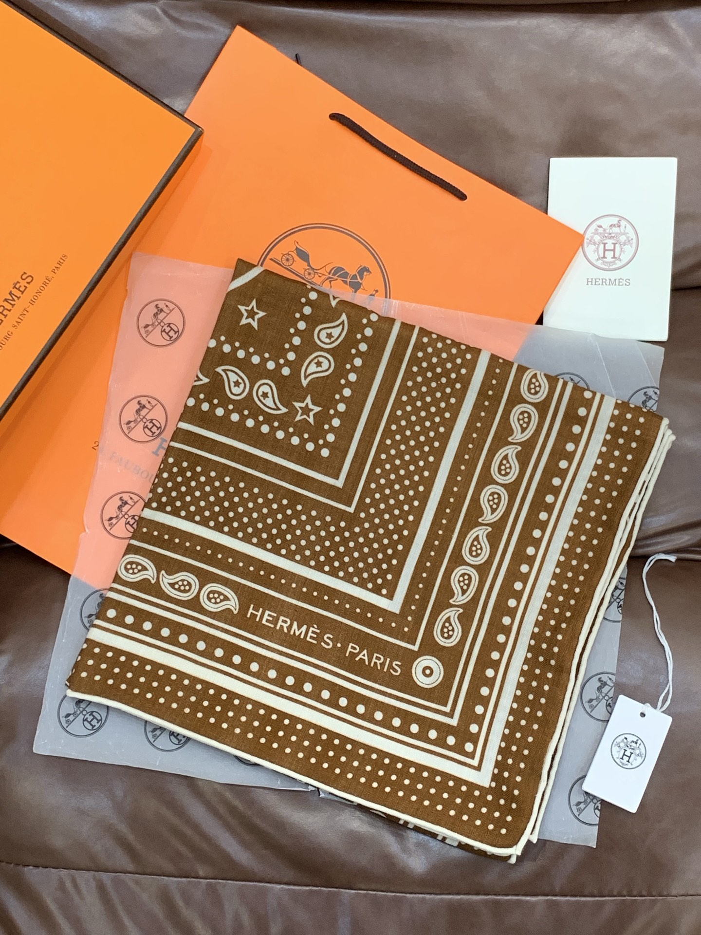 羊绒新款🆕👏👏买了都说好看‼️推荐💕爱马仕双面同色羊绒方巾【双面同色140】，顶级工艺超值‼️爱马仕专柜