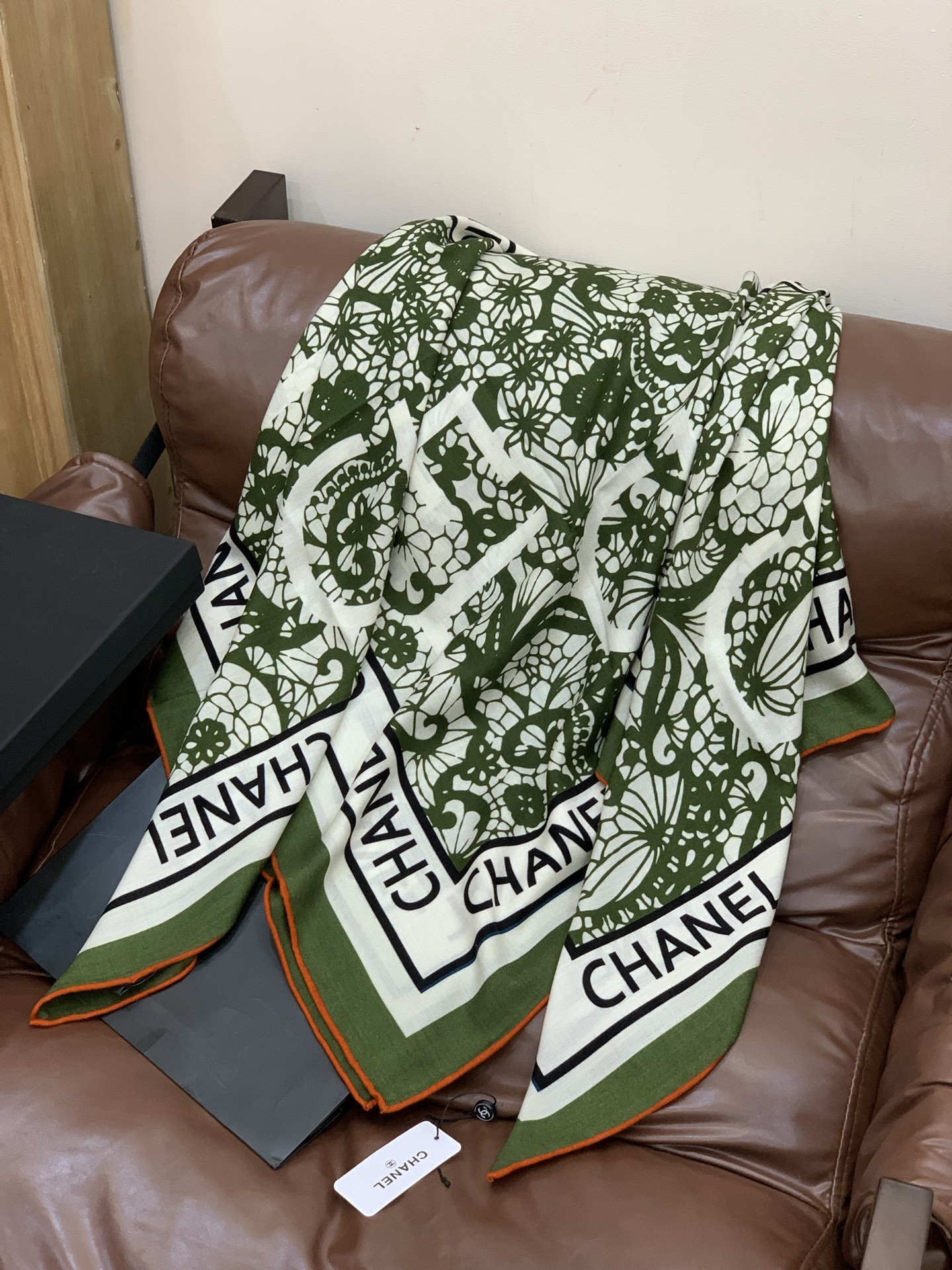 2025秋冬高级成衣系列～Chanel 【140双面同色丝绒披肩】此系列谱写一曲自由轻灵的赞歌本系列作品