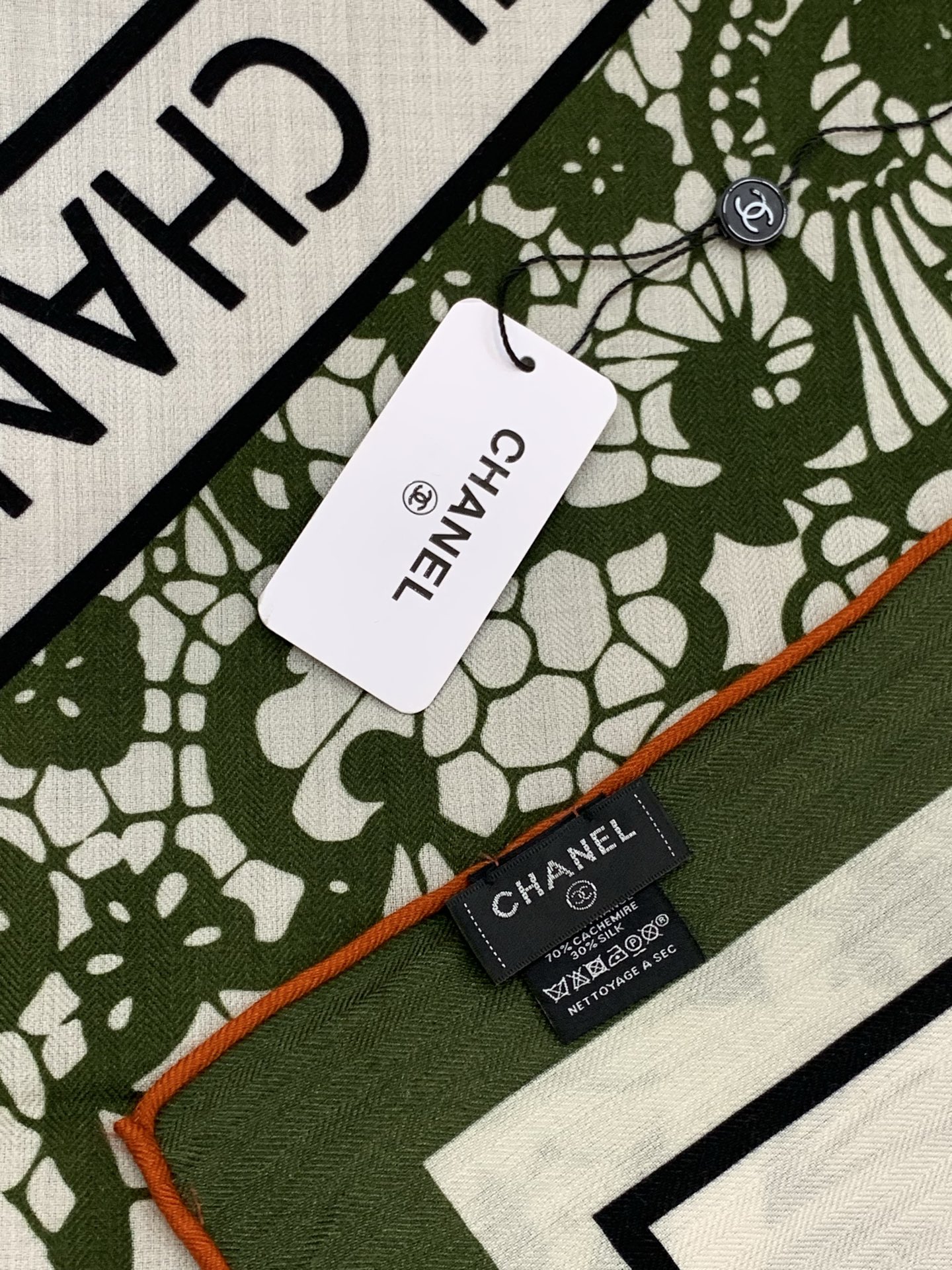 2025秋冬高级成衣系列～Chanel 【140双面同色丝绒披肩】此系列谱写一曲自由轻灵的赞歌本系列作品