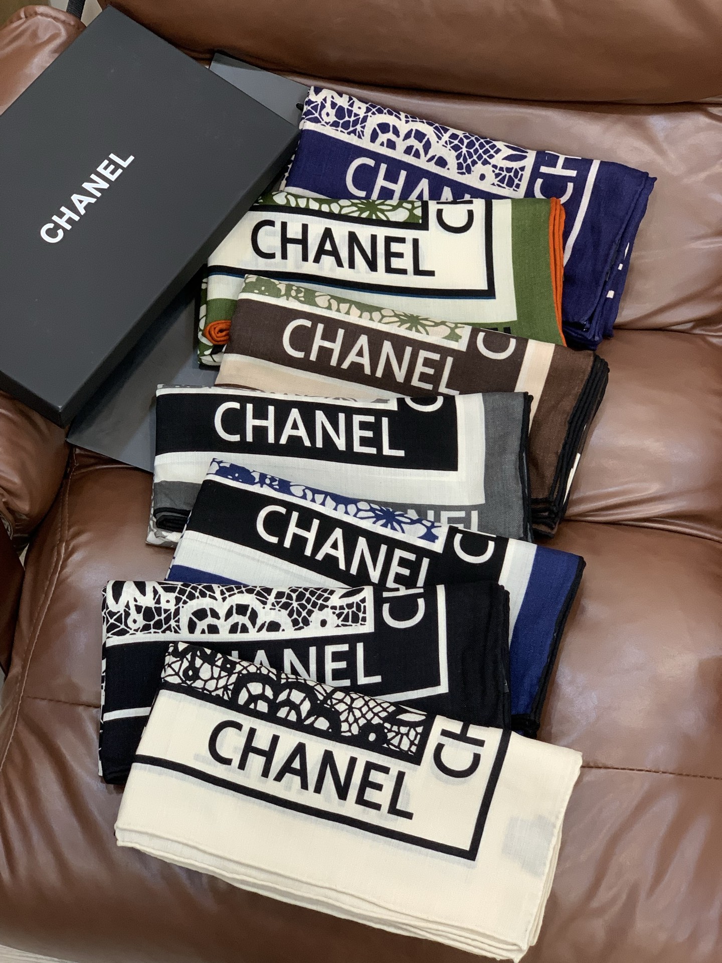 2025秋冬高级成衣系列～Chanel 【140双面同色丝绒披肩】此系列谱写一曲自由轻灵的赞歌本系列作品