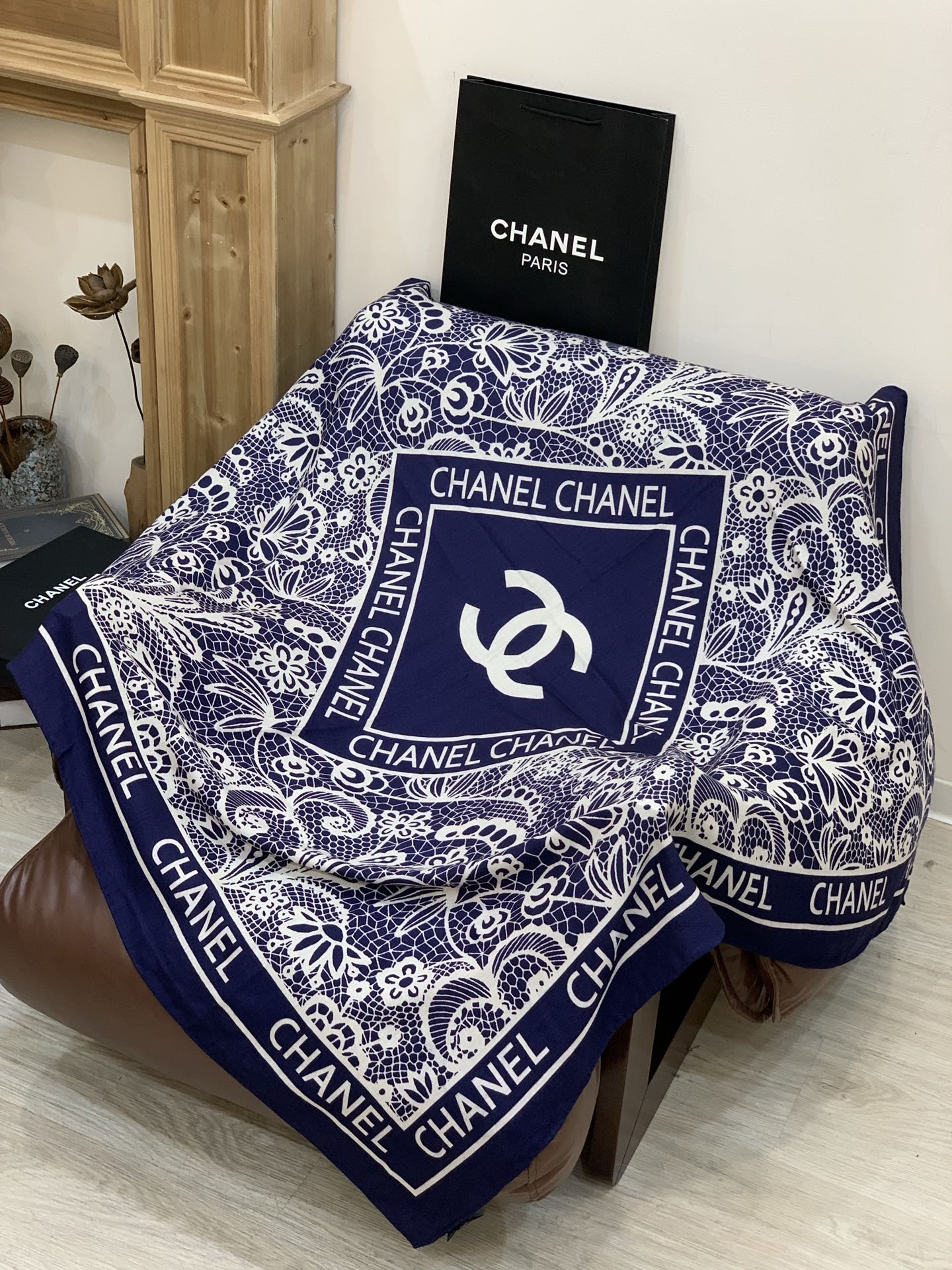2025秋冬高级成衣系列～Chanel 【140双面同色丝绒披肩】此系列谱写一曲自由轻灵的赞歌本系列作品